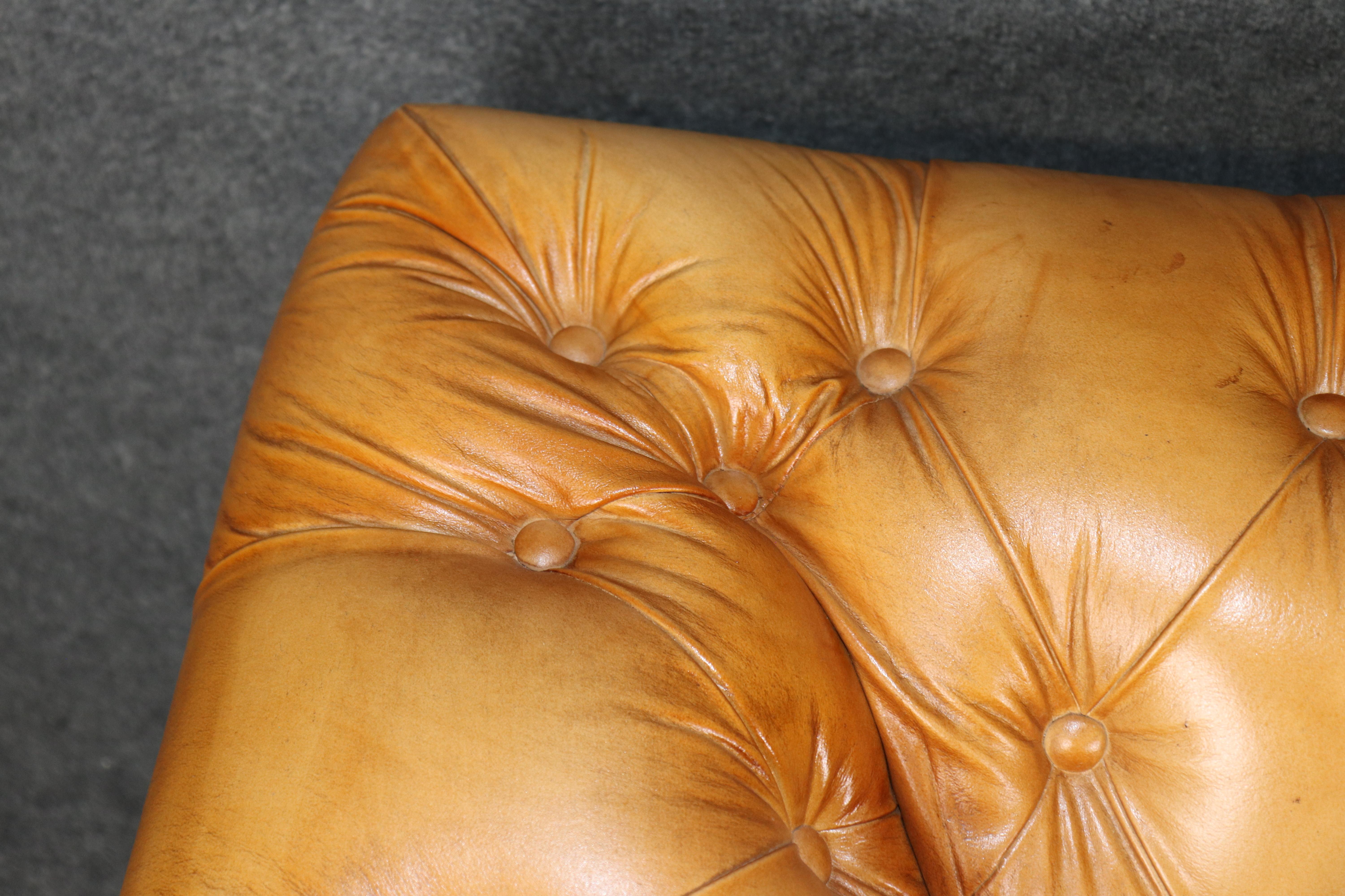 Feine Qualität Englisch getuftet Karamell getönten Chesterfield Sofa Settee 71 Zoll lang im Angebot 8
