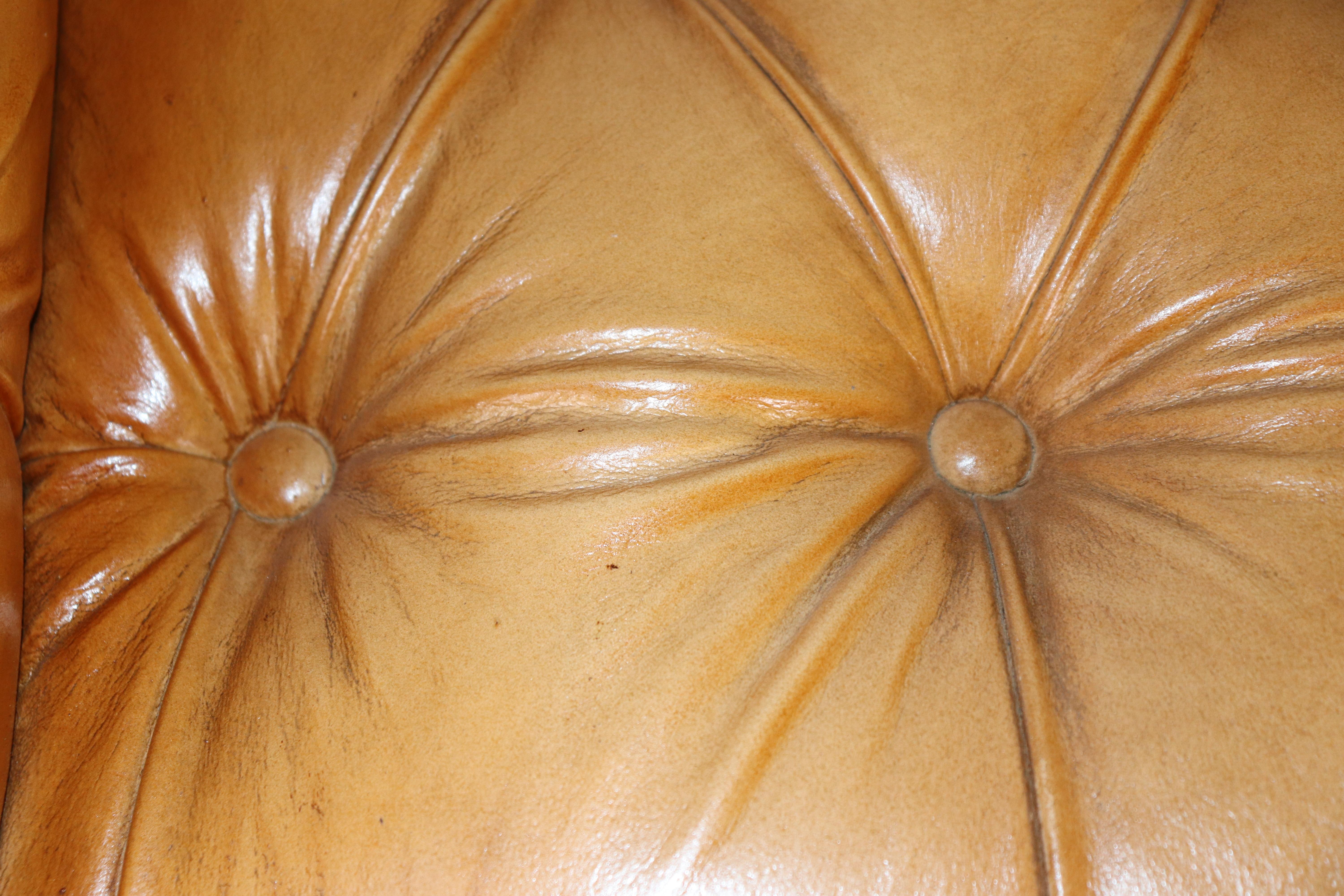Feine Qualität Englisch getuftet Karamell getönten Chesterfield Sofa Settee 71 Zoll lang im Angebot 10
