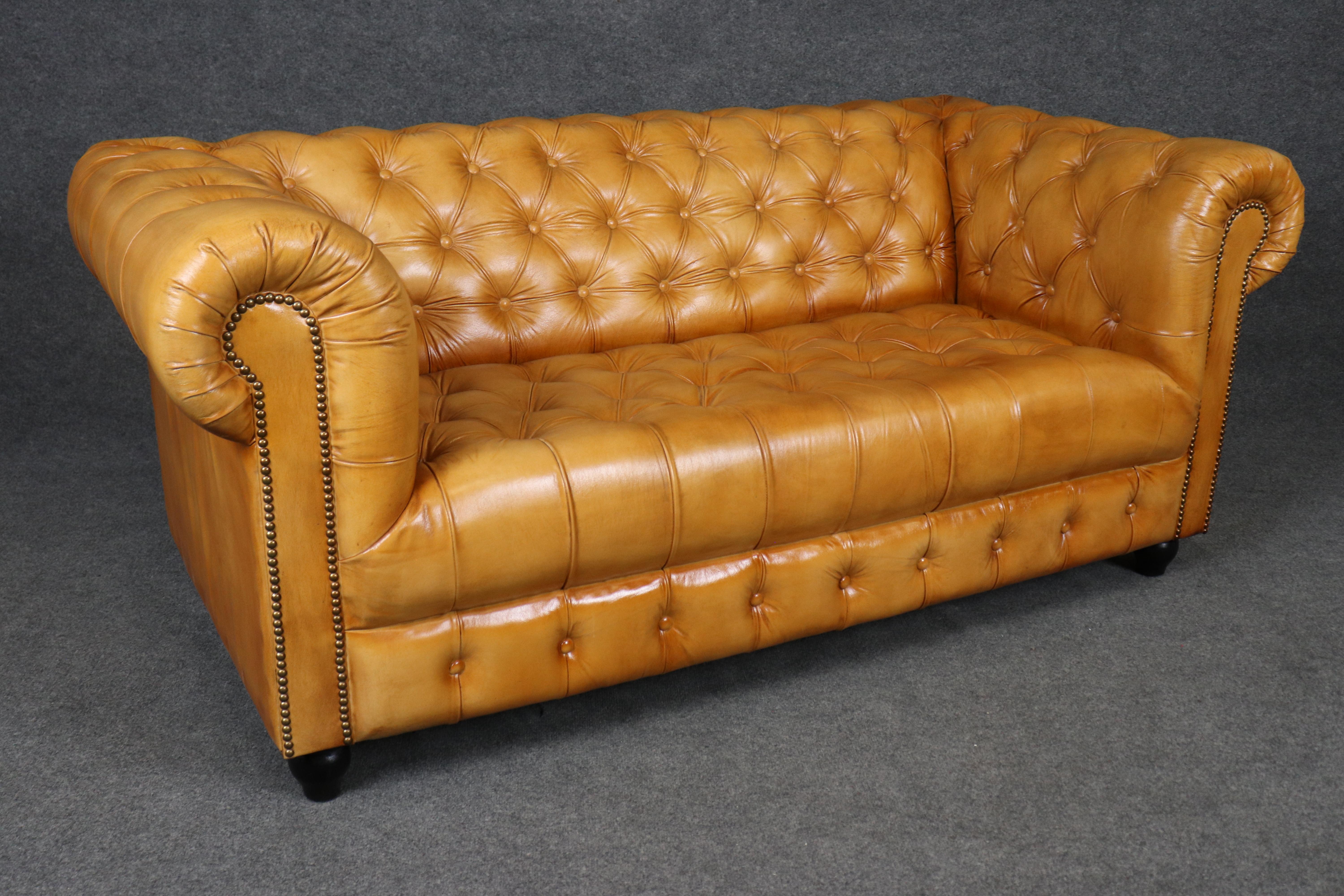 Feine Qualität Englisch getuftet Karamell getönten Chesterfield Sofa Settee 71 Zoll lang im Zustand „Gut“ im Angebot in Swedesboro, NJ