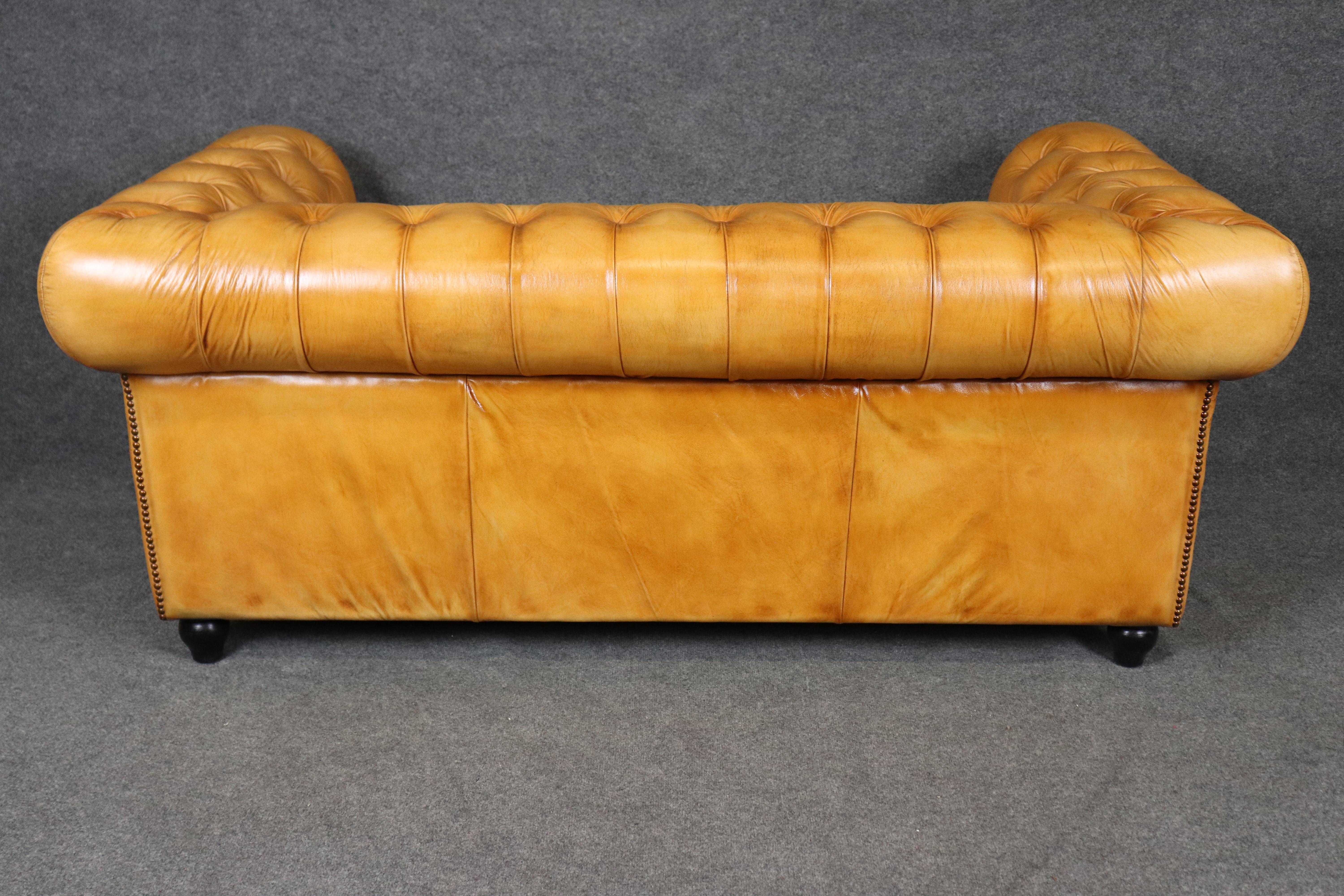 Feine Qualität Englisch getuftet Karamell getönten Chesterfield Sofa Settee 71 Zoll lang im Angebot 1