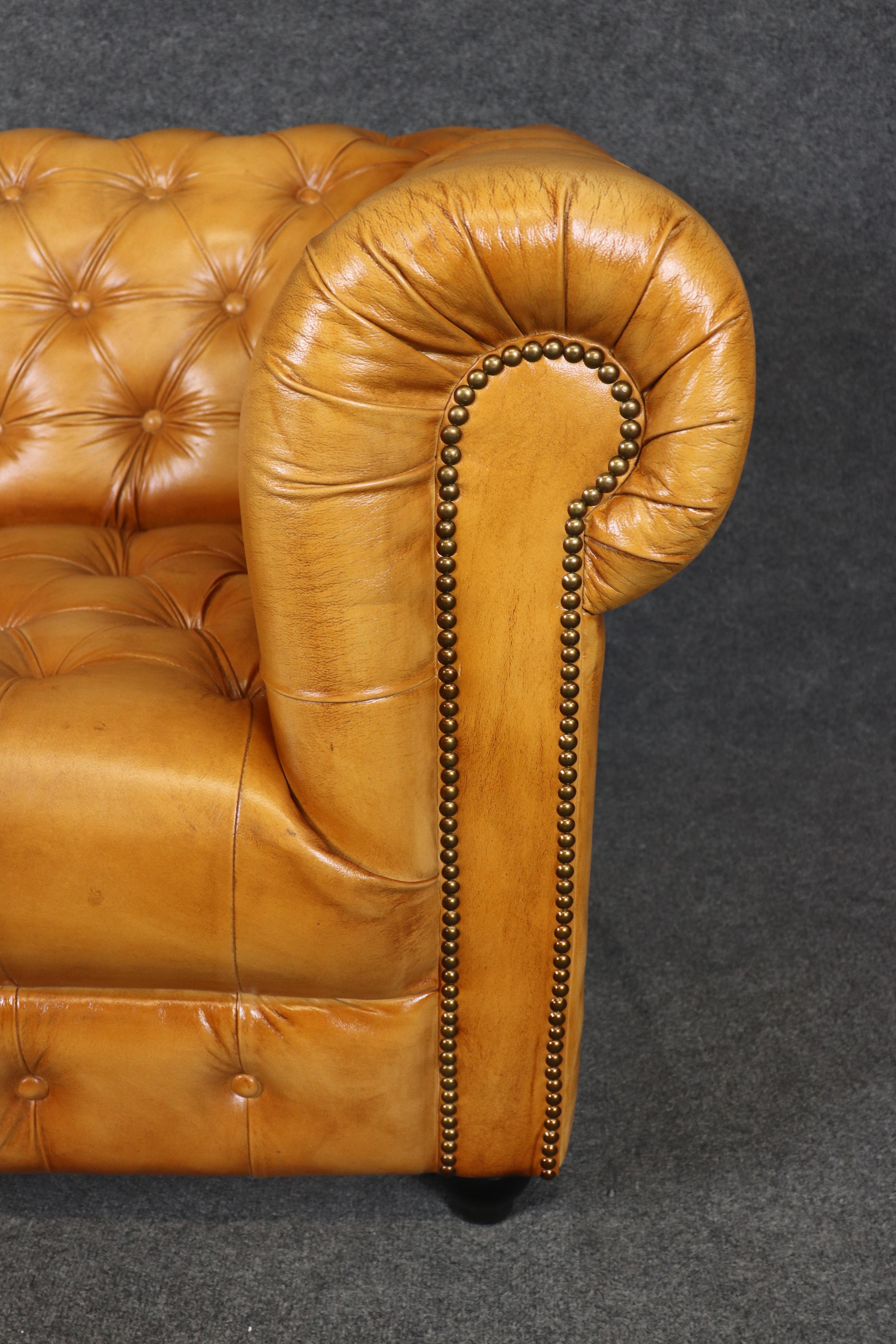 Feine Qualität Englisch getuftet Karamell getönten Chesterfield Sofa Settee 71 Zoll lang im Angebot 3