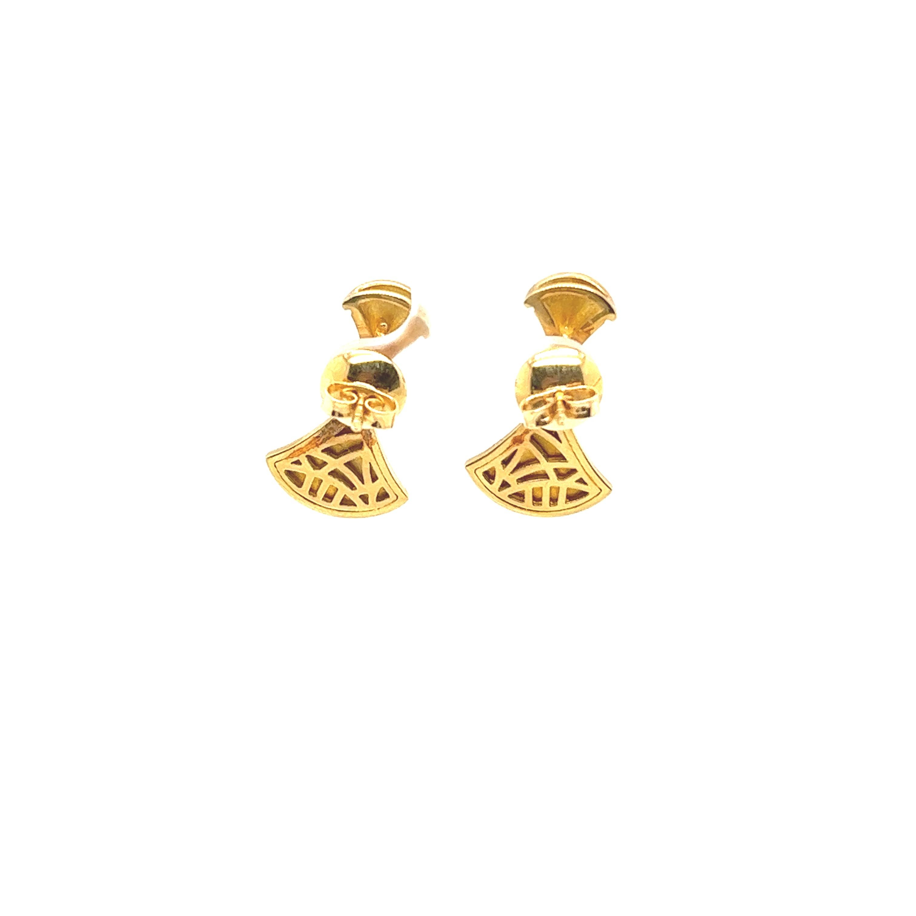 Fine Quality Fan Shape Diamond Earrings in 18ct Yellow Gold In New Condition For Sale In London, GB