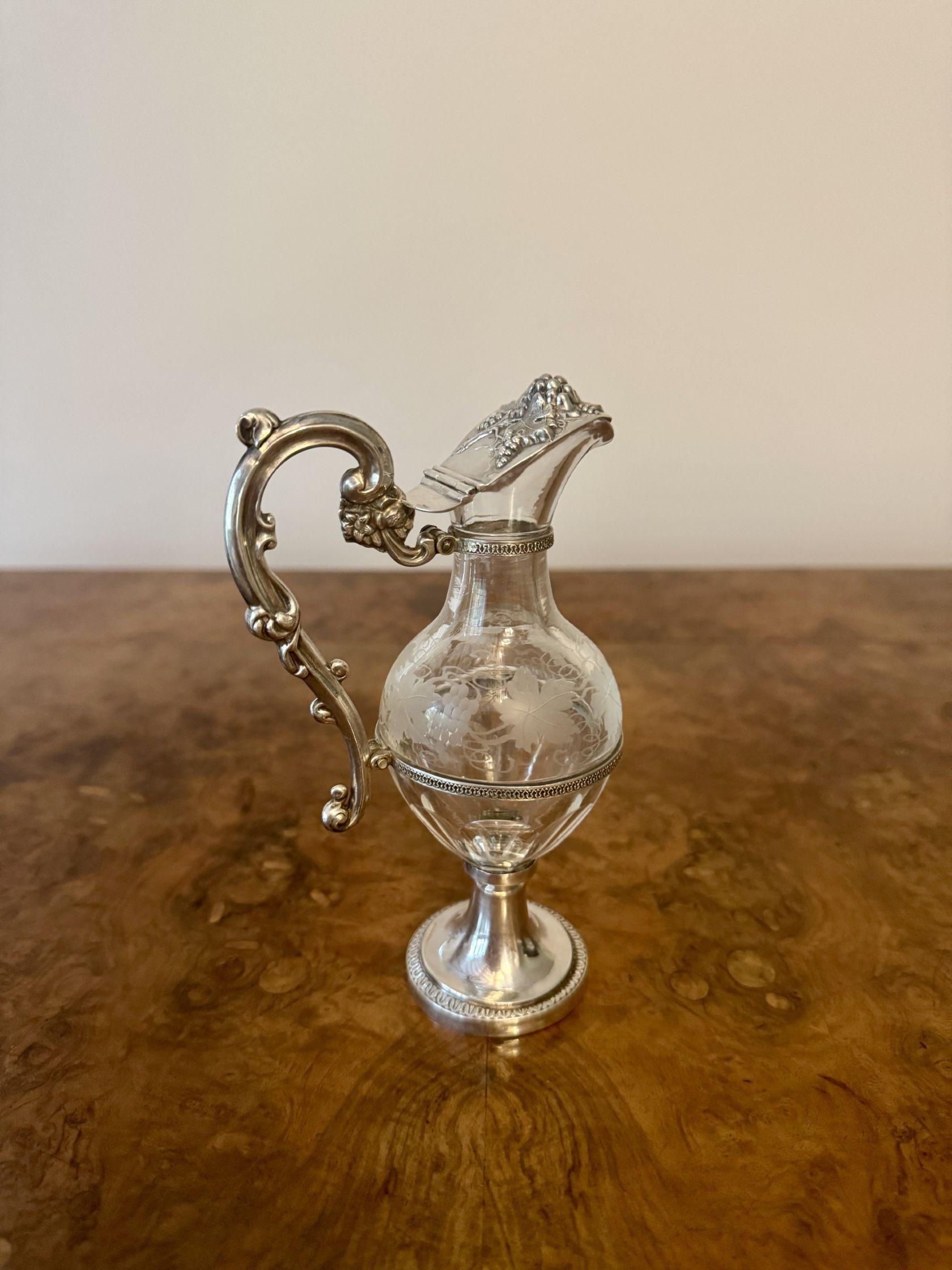 Aiguière en argent et en verre de belle qualité, ancienne et victorienne, en argent massif, avec une belle anse courbée et ornée à l'arrière menant à un bec de forme délicate avec des détails ornés de raisins et de feuilles, au-dessus d'un corps de