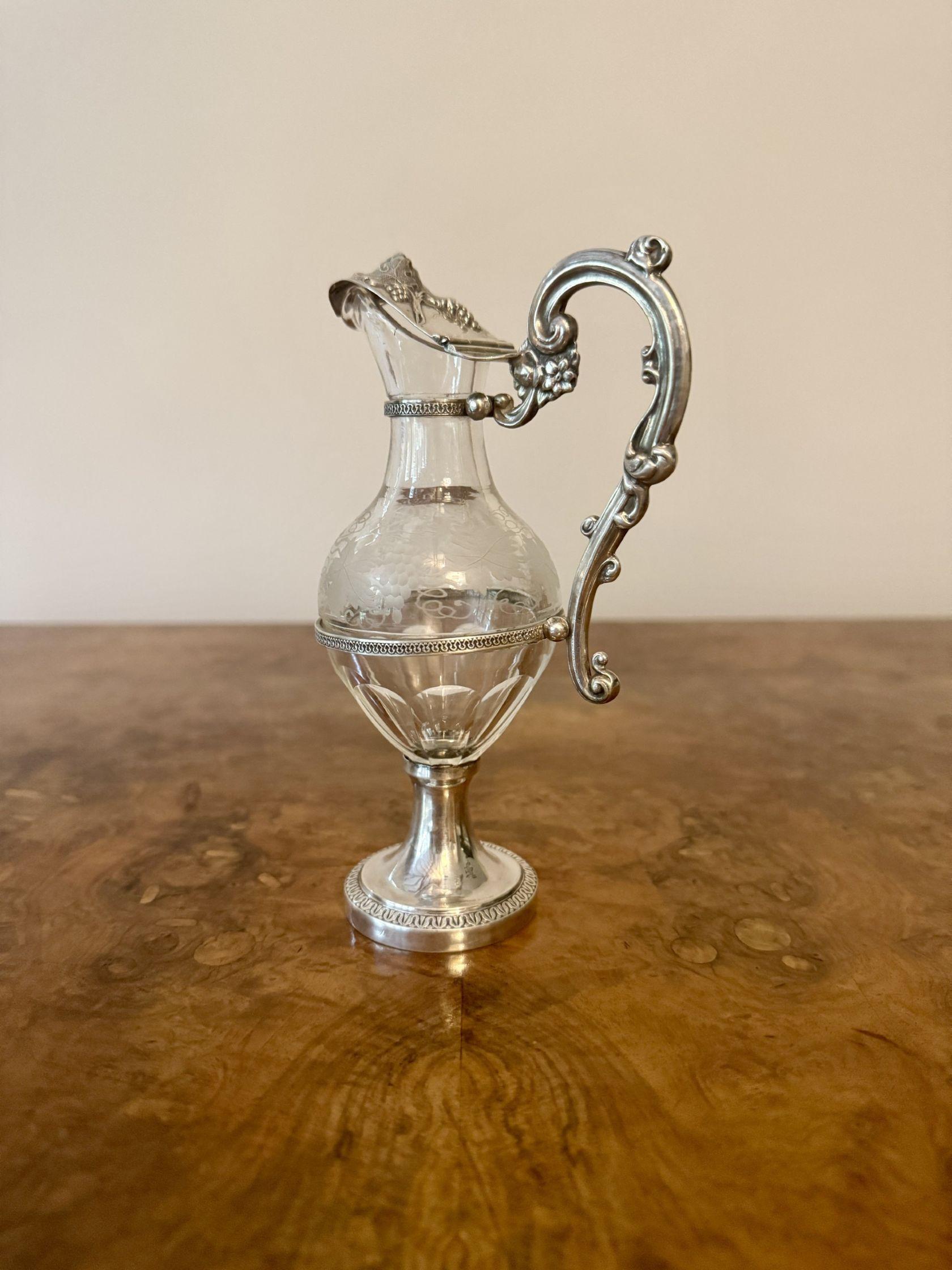 Buriné Aiguière en verre et en argent du 19e si�ècle, ancienne et française, de belle qualité en vente