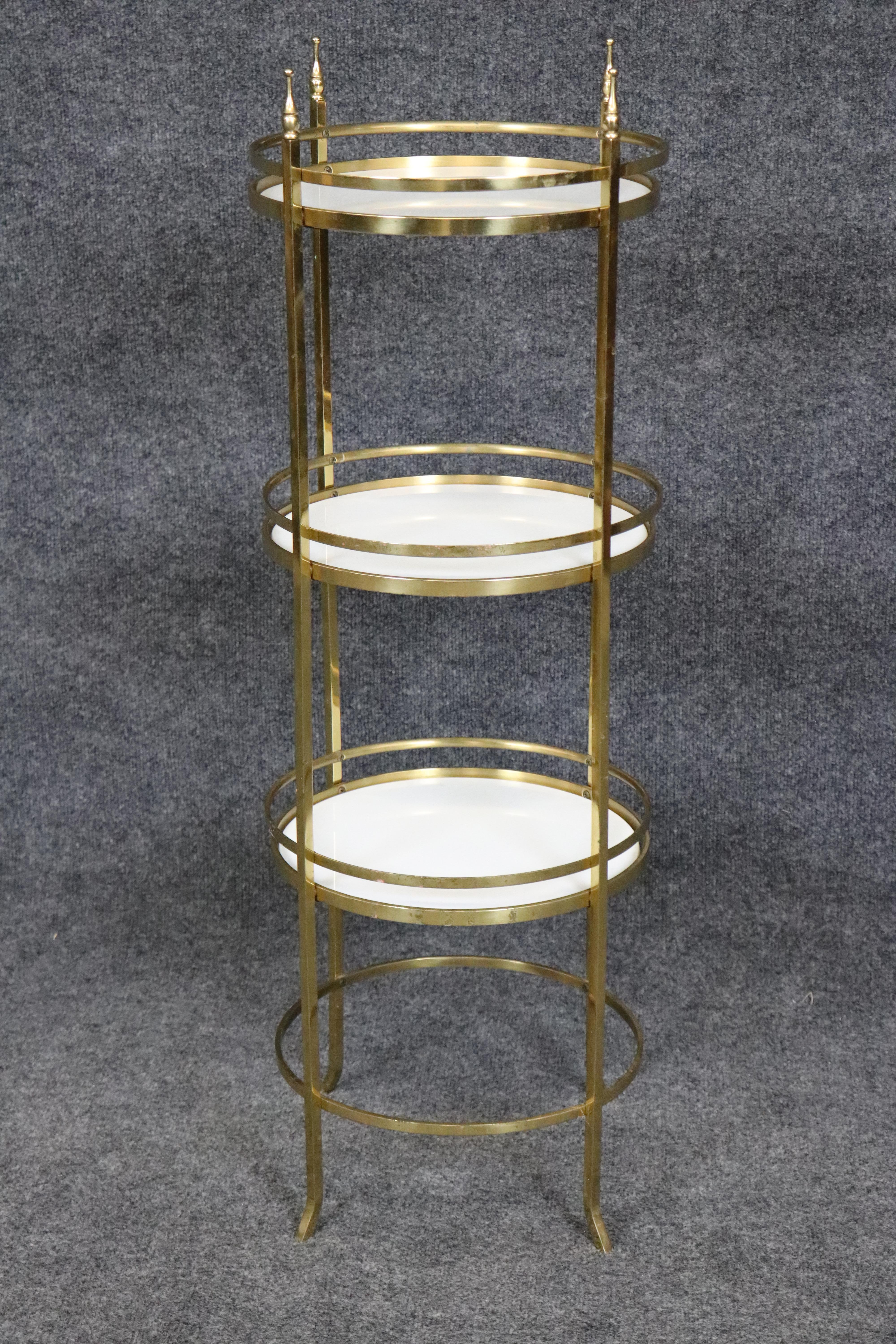 Il s'agit d'un article très rare et unique. L'étagère circulaire en laiton et verre au lait est conçue pour servir des pâtisseries ou des desserts et serait une manière délicieuse de montrer à vos invités que vous ne vous souciez pas seulement des