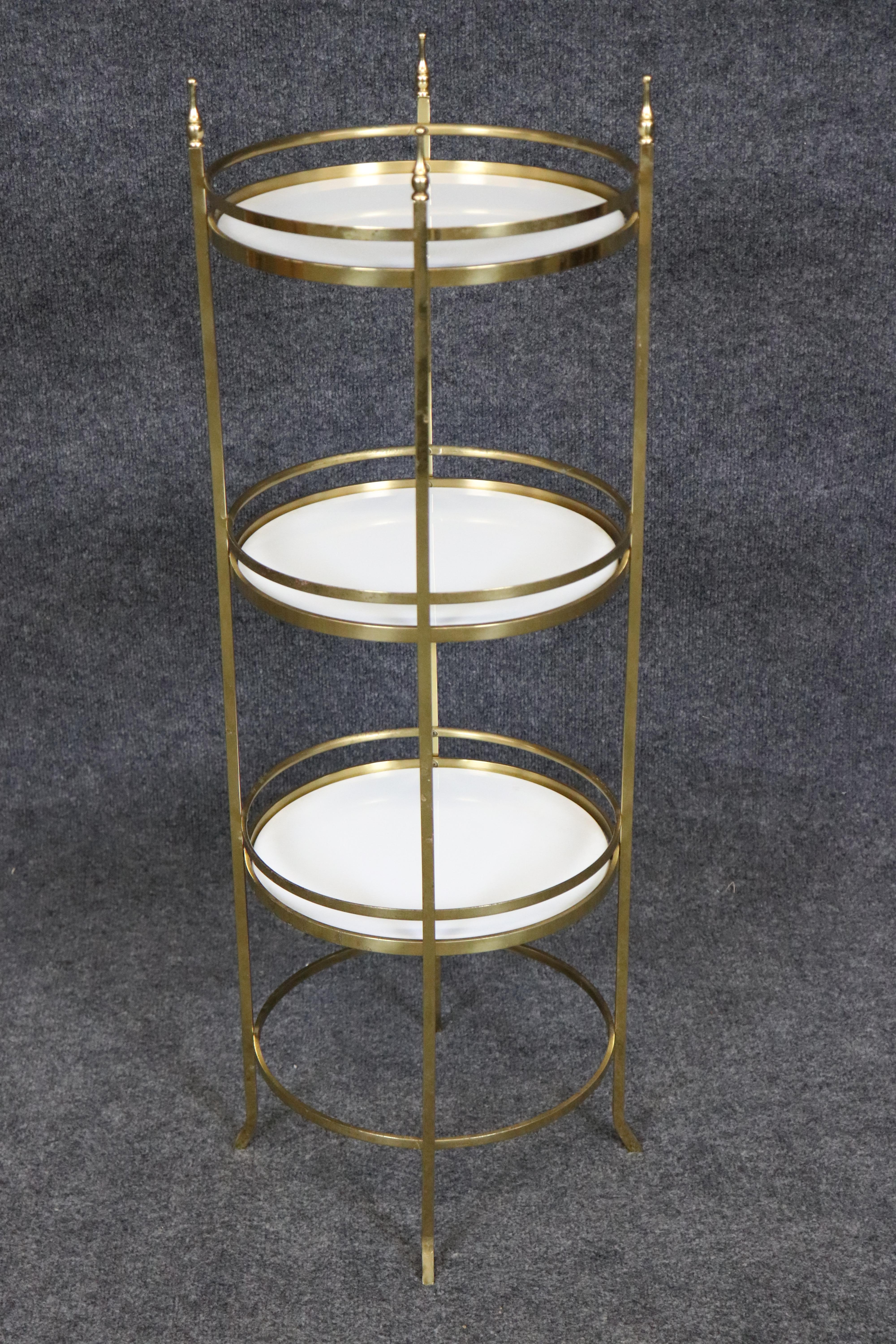 Louis XVI Table à dessert ou Etagere en laiton et verre au lait de qualité française en vente