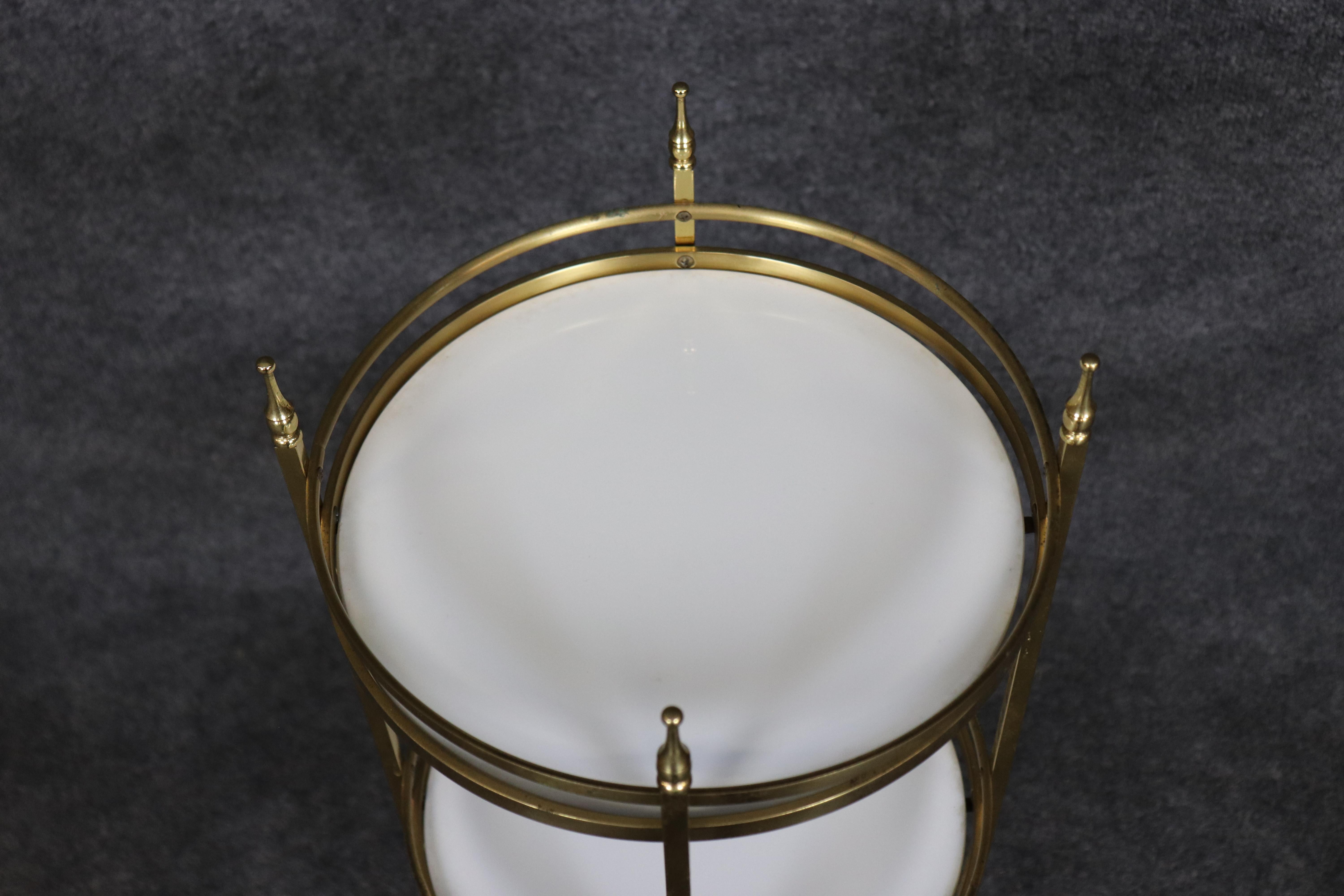 Français Table à dessert ou Etagere en laiton et verre au lait de qualité française en vente
