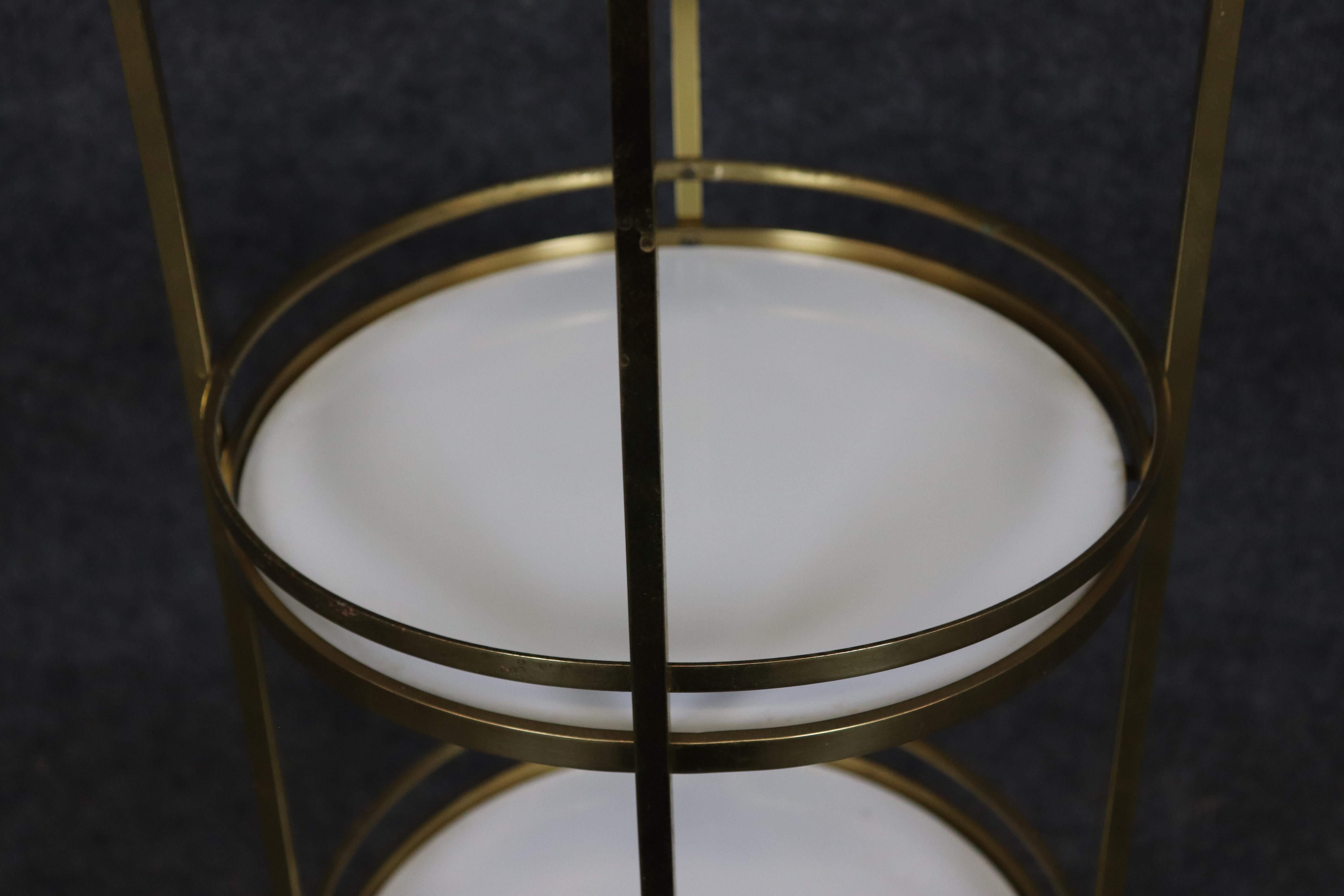 Table à dessert ou Etagere en laiton et verre au lait de qualité française Bon état - En vente à Swedesboro, NJ