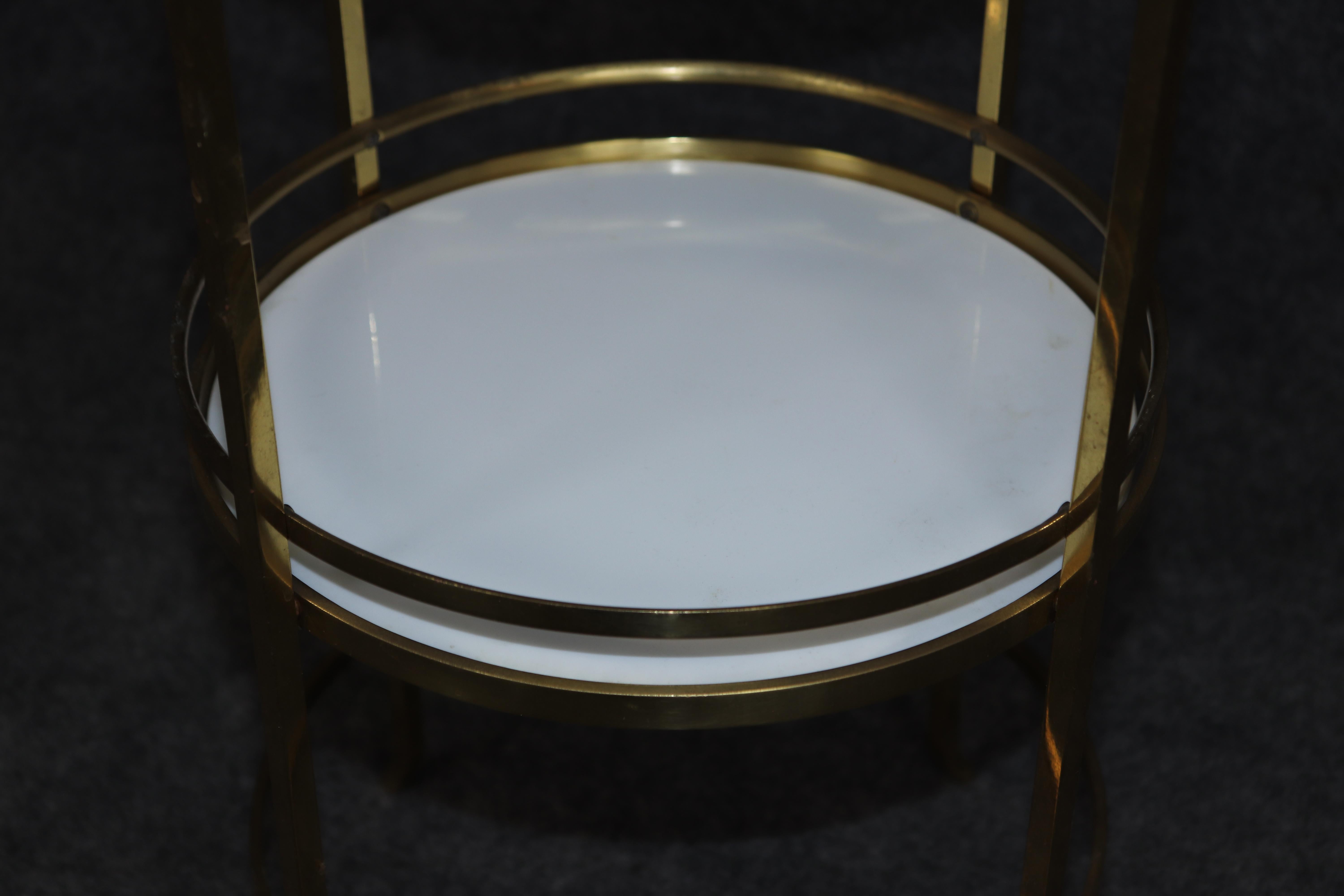Fin du 20e siècle Table à dessert ou Etagere en laiton et verre au lait de qualité française en vente