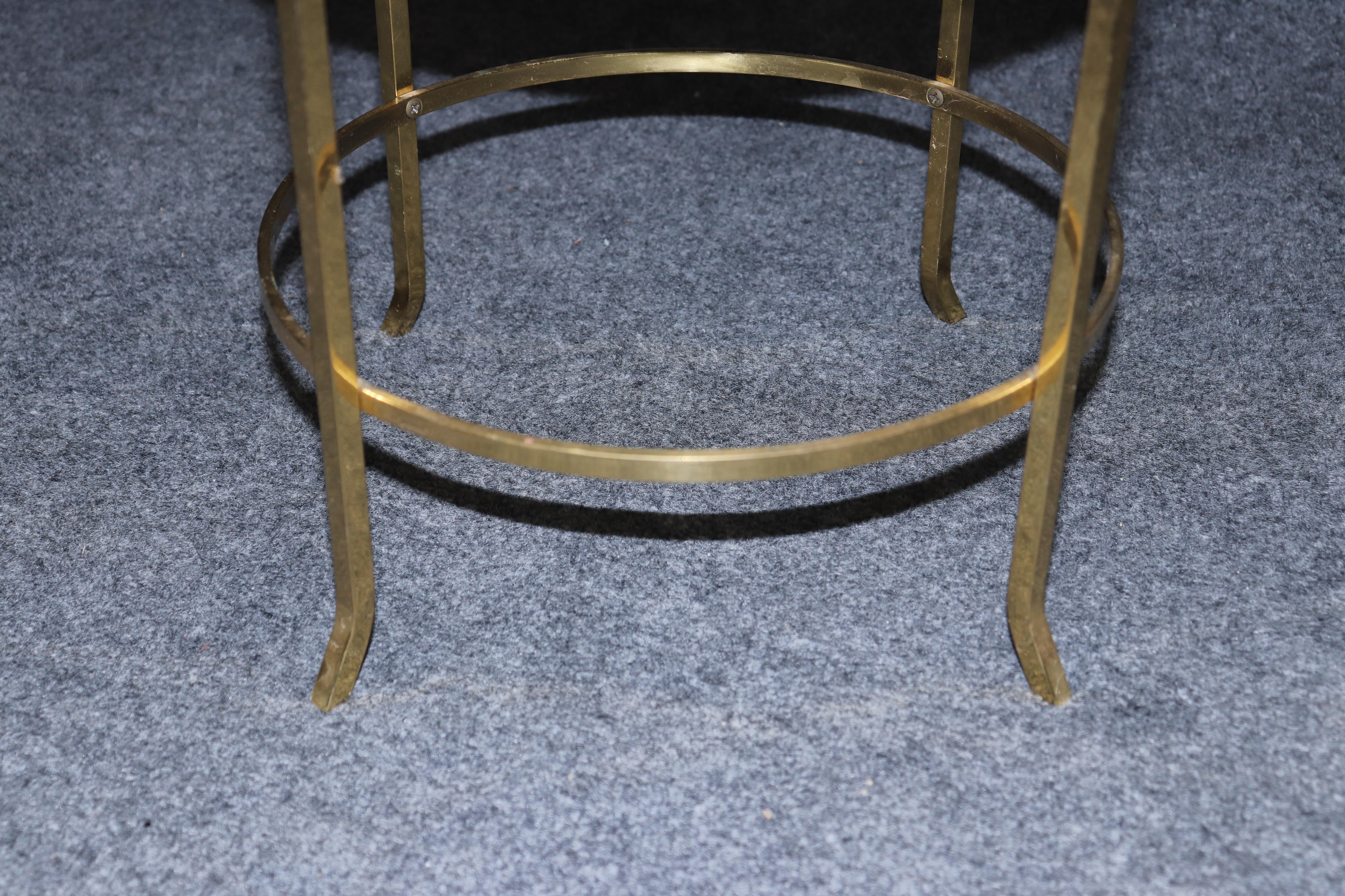 Laiton Table à dessert ou Etagere en laiton et verre au lait de qualité française en vente