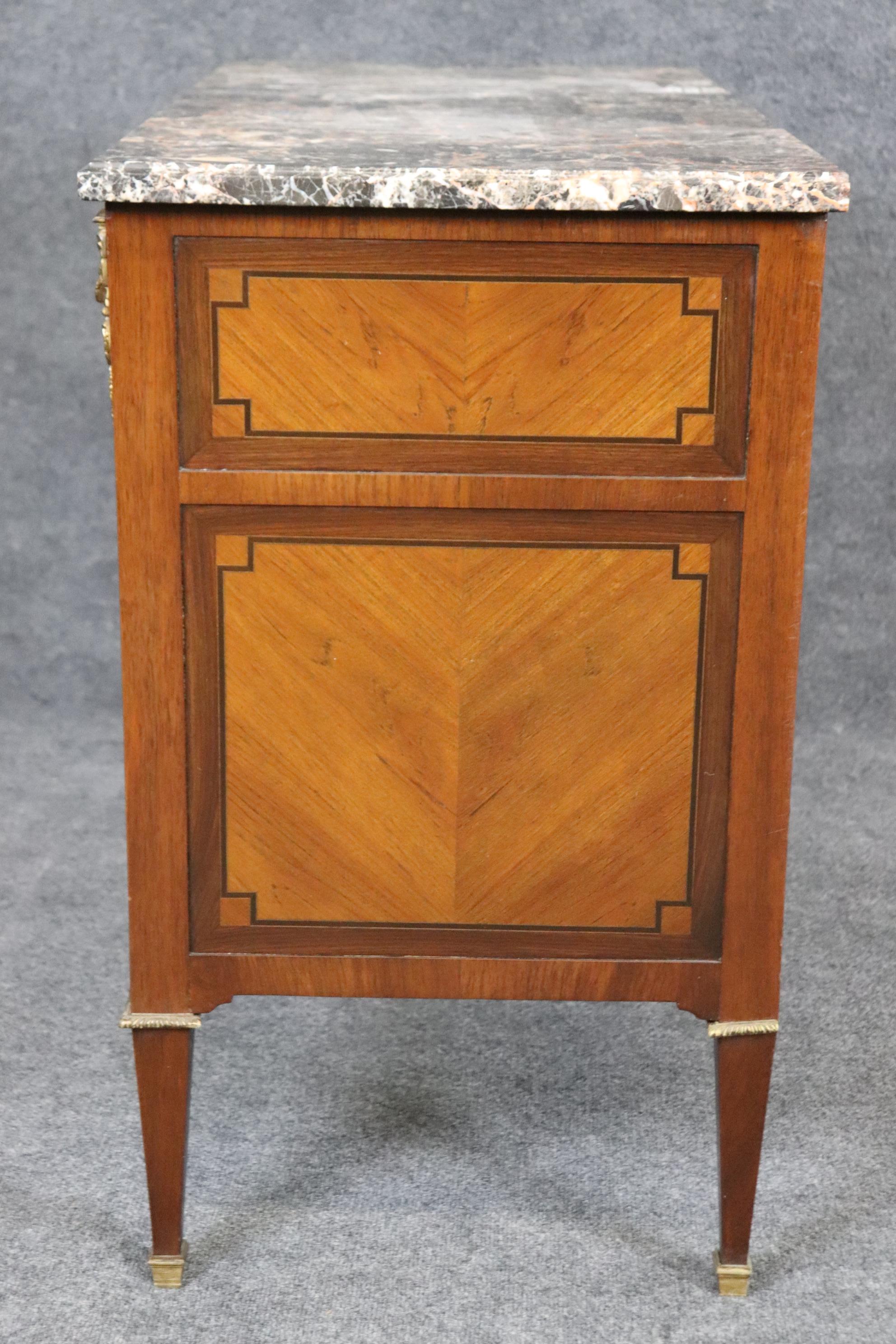 Feine Qualität Französisch Bronze montiert Marmor oben drei Schubladen Kommode Dresser (Mitte des 20. Jahrhunderts) im Angebot