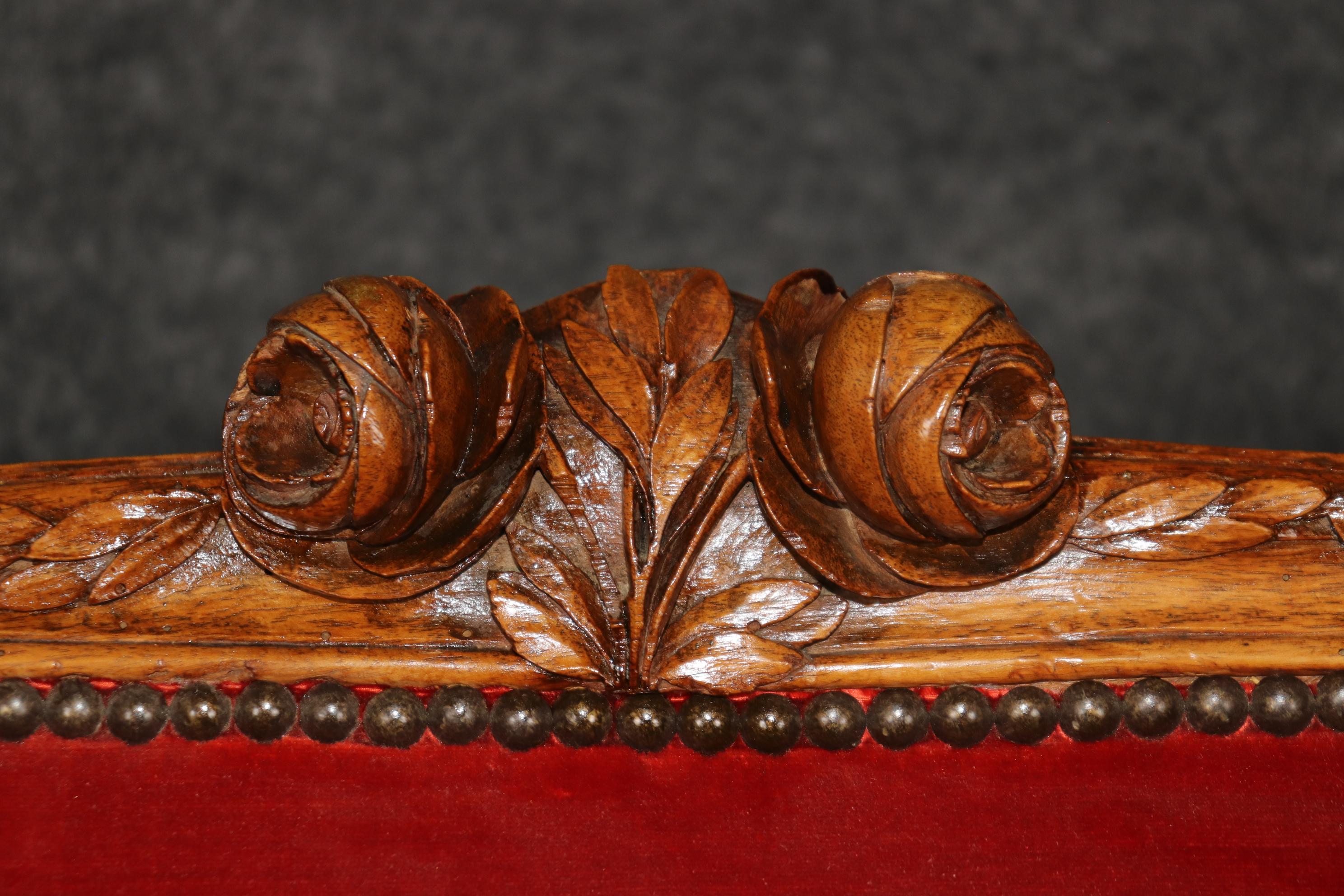 Fine Quality French Carved Walnut Louis XV Style 1840s era with Flowers In Good Condition In Swedesboro, NJ