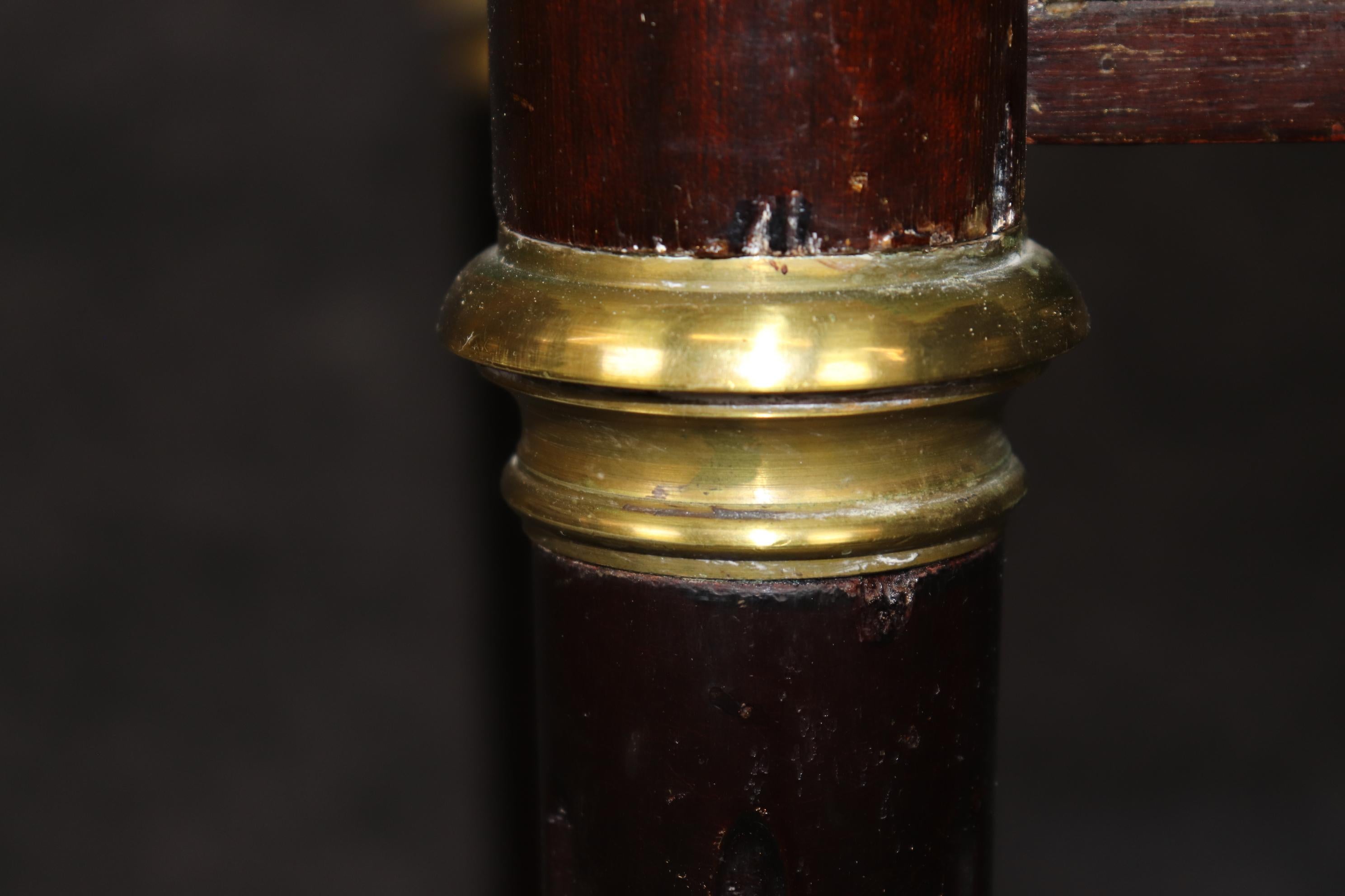 Table d'appoint de style Directoire français Breche avec plateau en marbre et laiton de qualité supérieure en vente 4