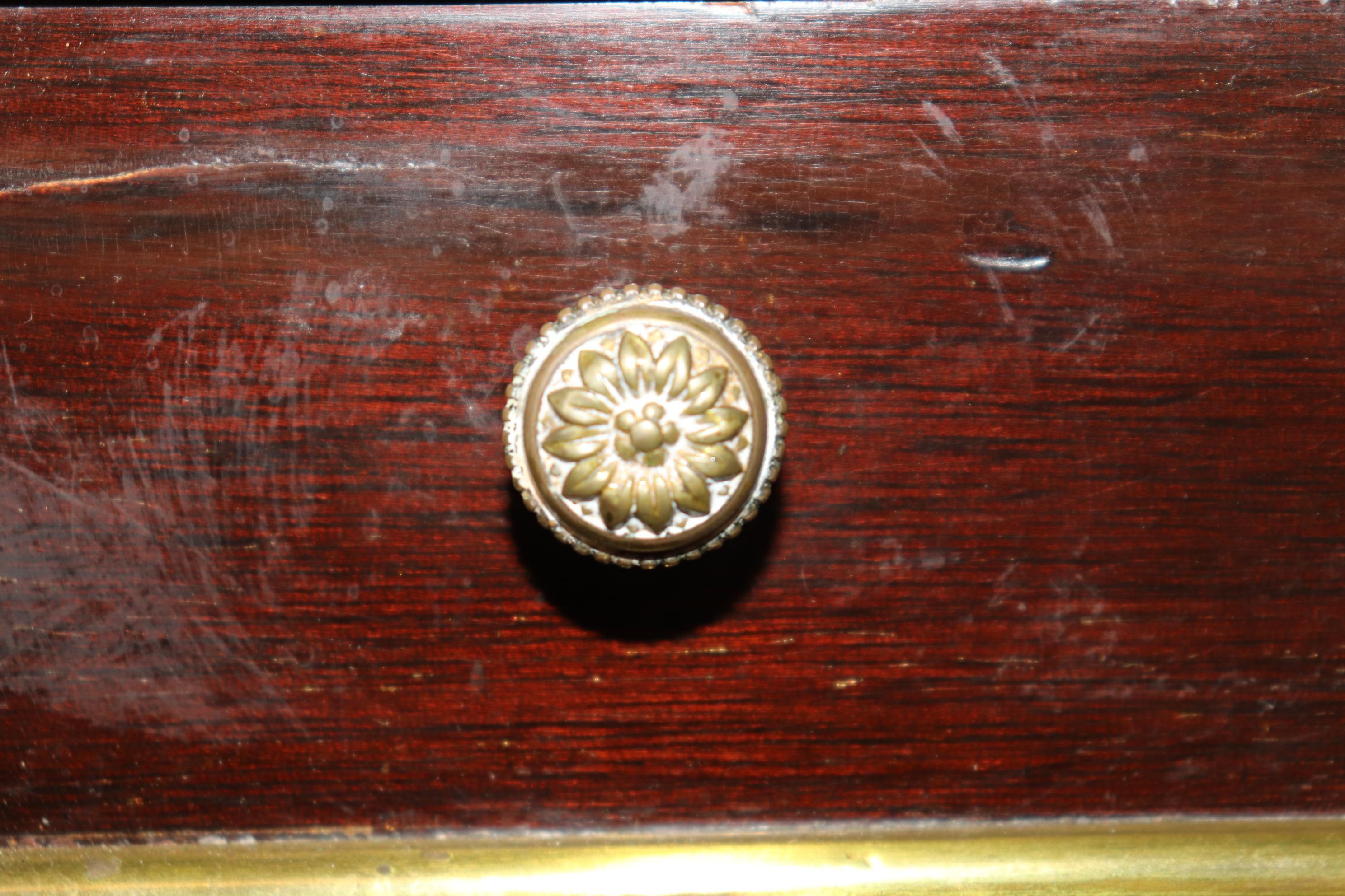 Table d'appoint de style Directoire français Breche avec plateau en marbre et laiton de qualité supérieure en vente 5