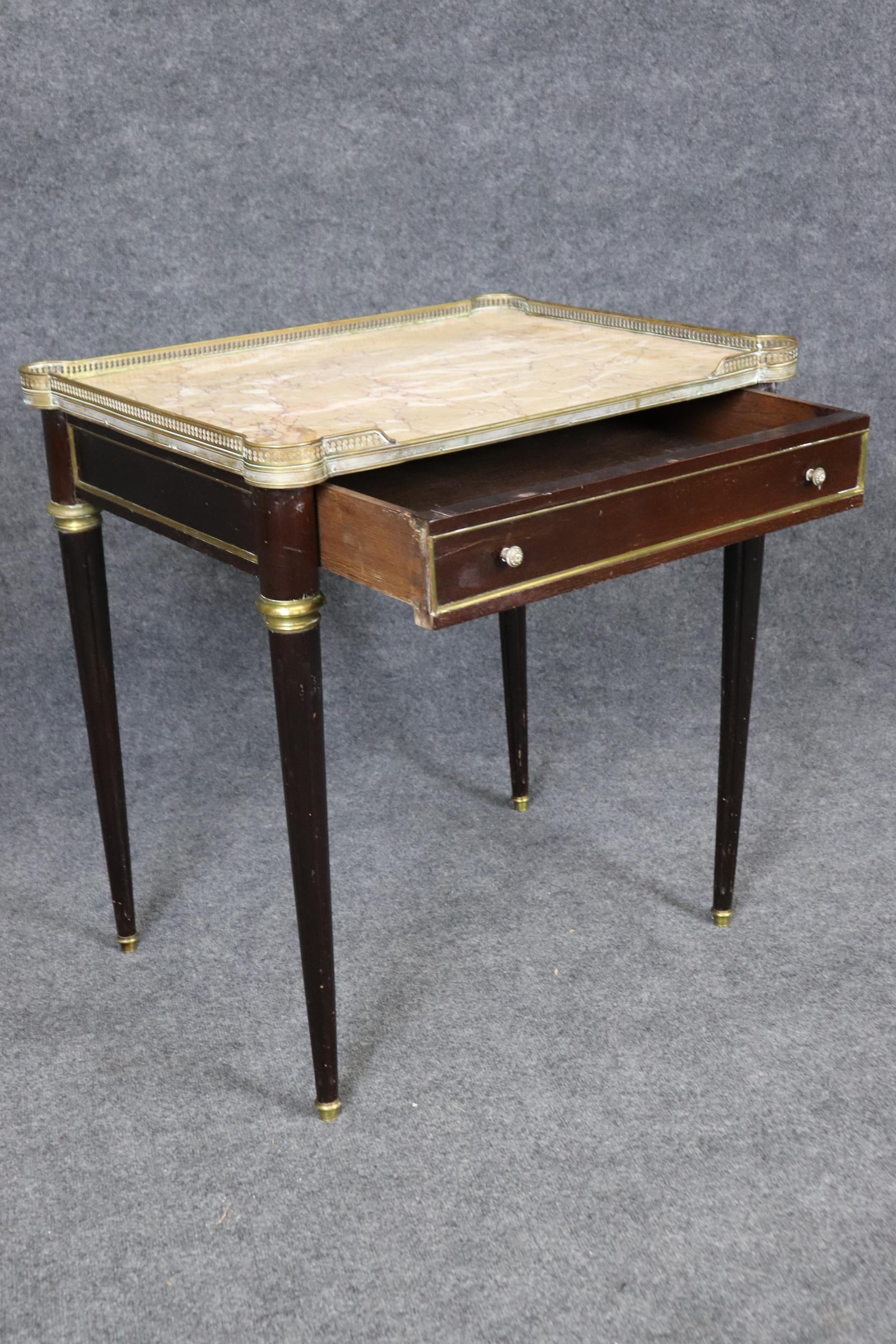 Voici une superbe table d'appoint de style Directoire, de fabrication française et signée 
