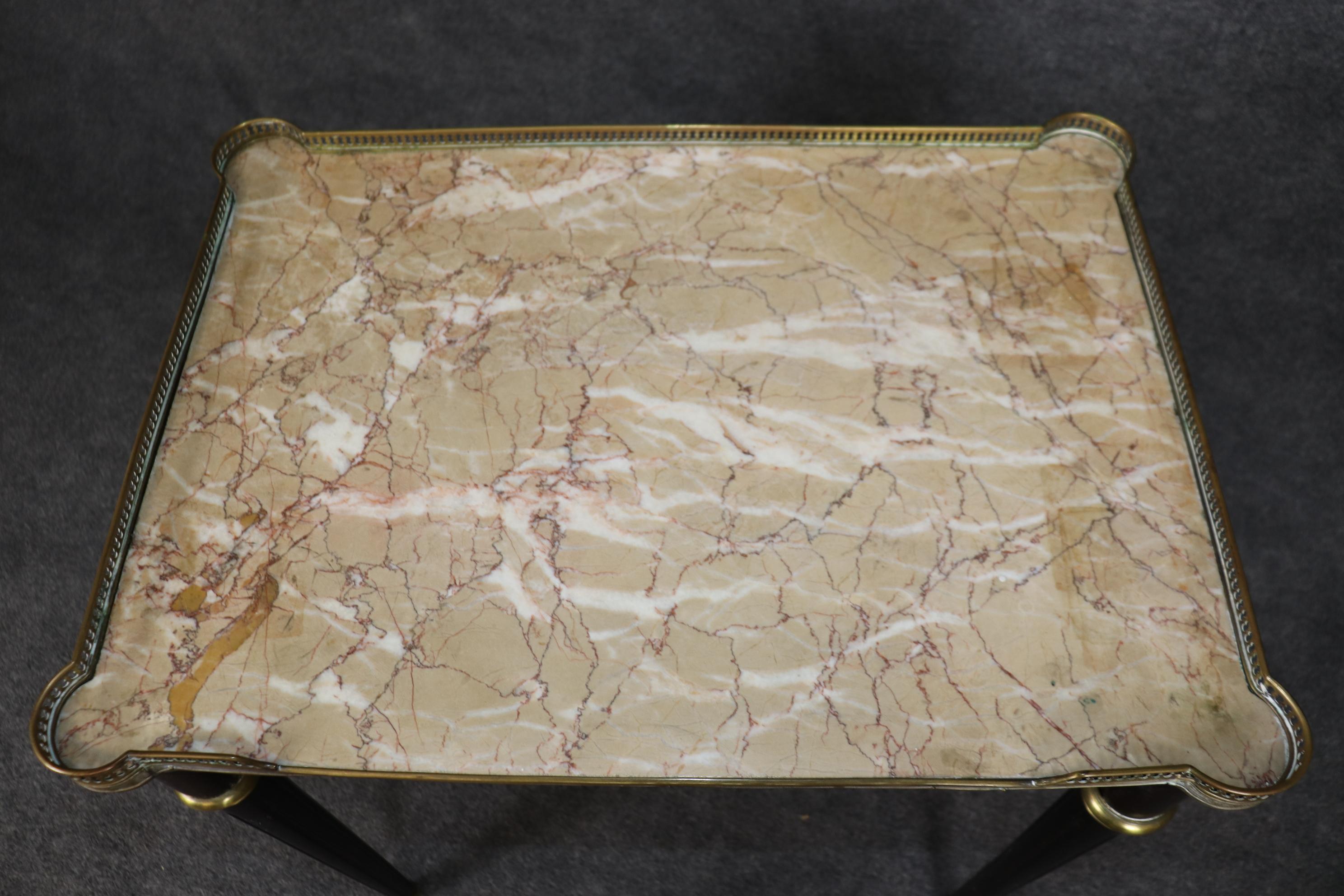 Français Table d'appoint de style Directoire français Breche avec plateau en marbre et laiton de qualité supérieure en vente