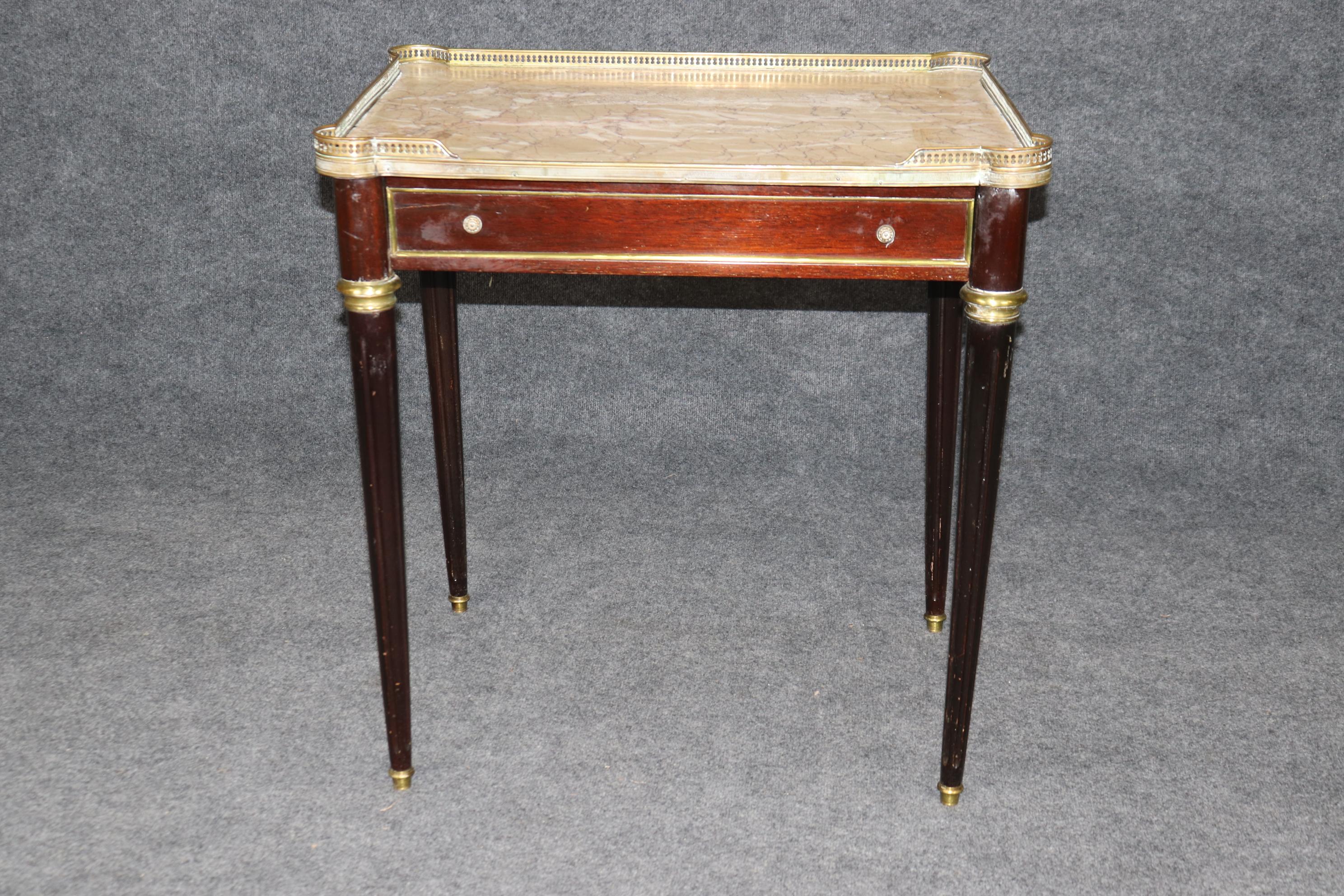 Milieu du XXe siècle Table d'appoint de style Directoire français Breche avec plateau en marbre et laiton de qualité supérieure en vente