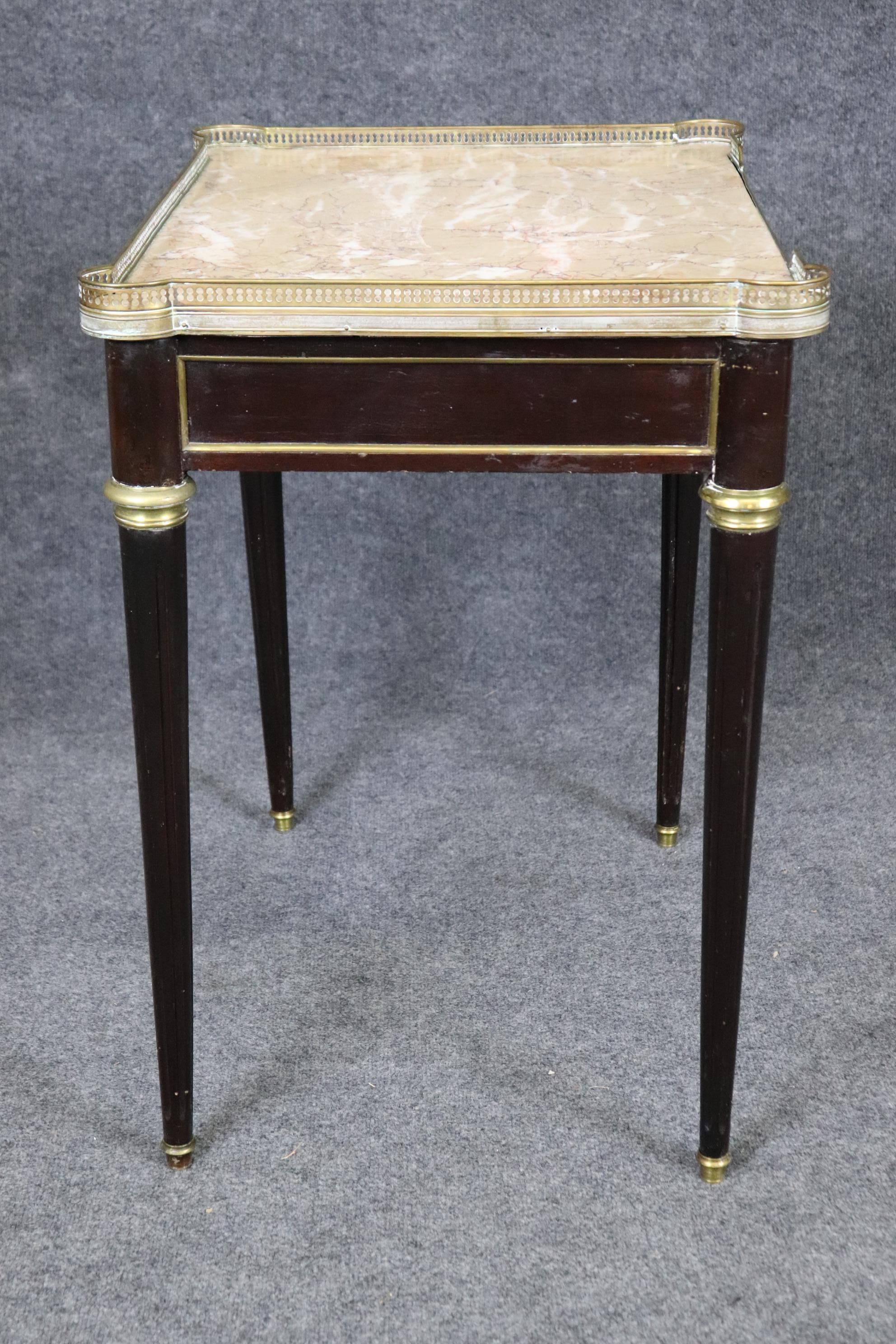 Laiton Table d'appoint de style Directoire français Breche avec plateau en marbre et laiton de qualité supérieure en vente