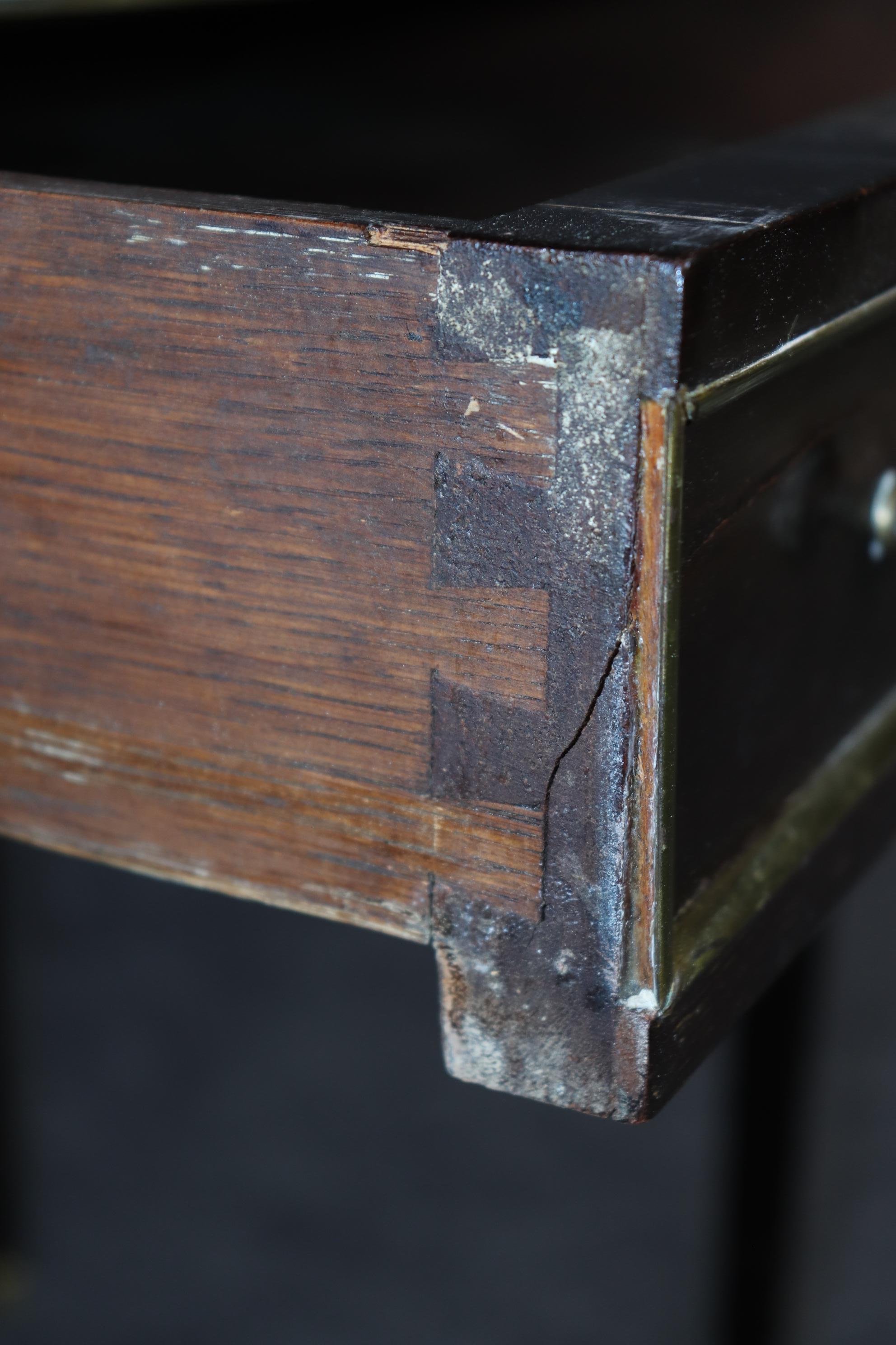 Table d'appoint de style Directoire français Breche avec plateau en marbre et laiton de qualité supérieure en vente 2