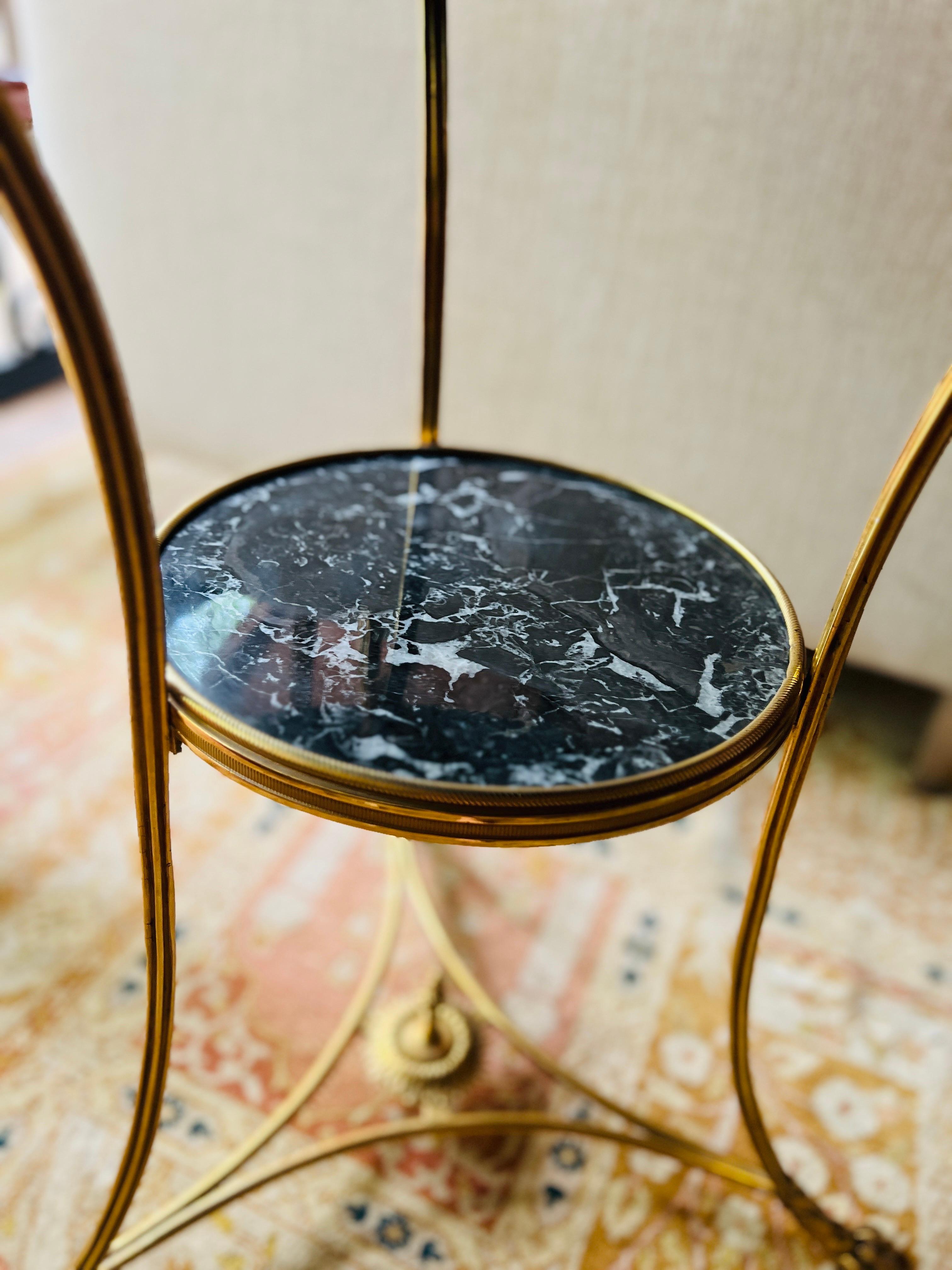 Français Table de centre en bronze doré et marbre noir de style directoire français de qualité supérieure Gueridon en vente