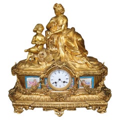 Reloj de chimenea figurado de bronce doré francés de gran calidad con placas de Sevres