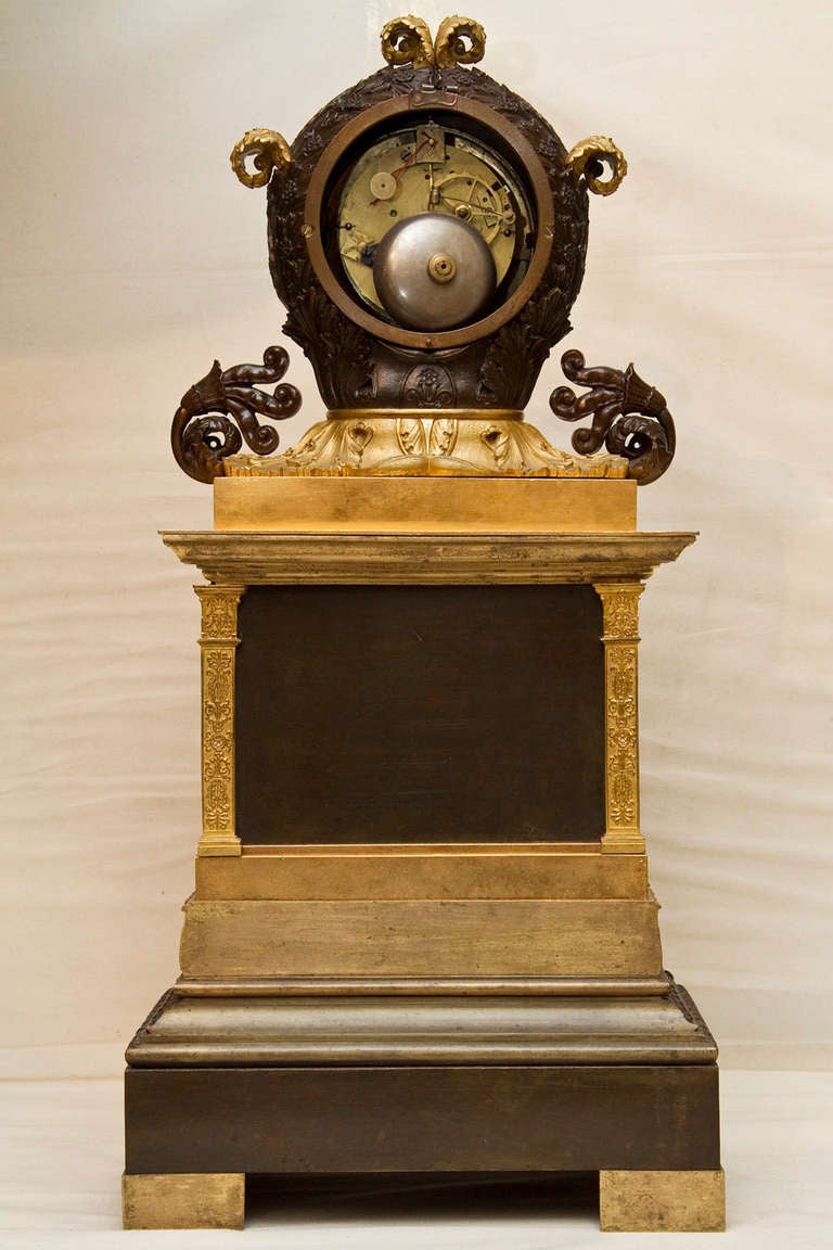 Très belle pendule de cheminée en bronze patiné et doré de style empire français avec une scène néoclassique.
Numéro de stock : CC59.