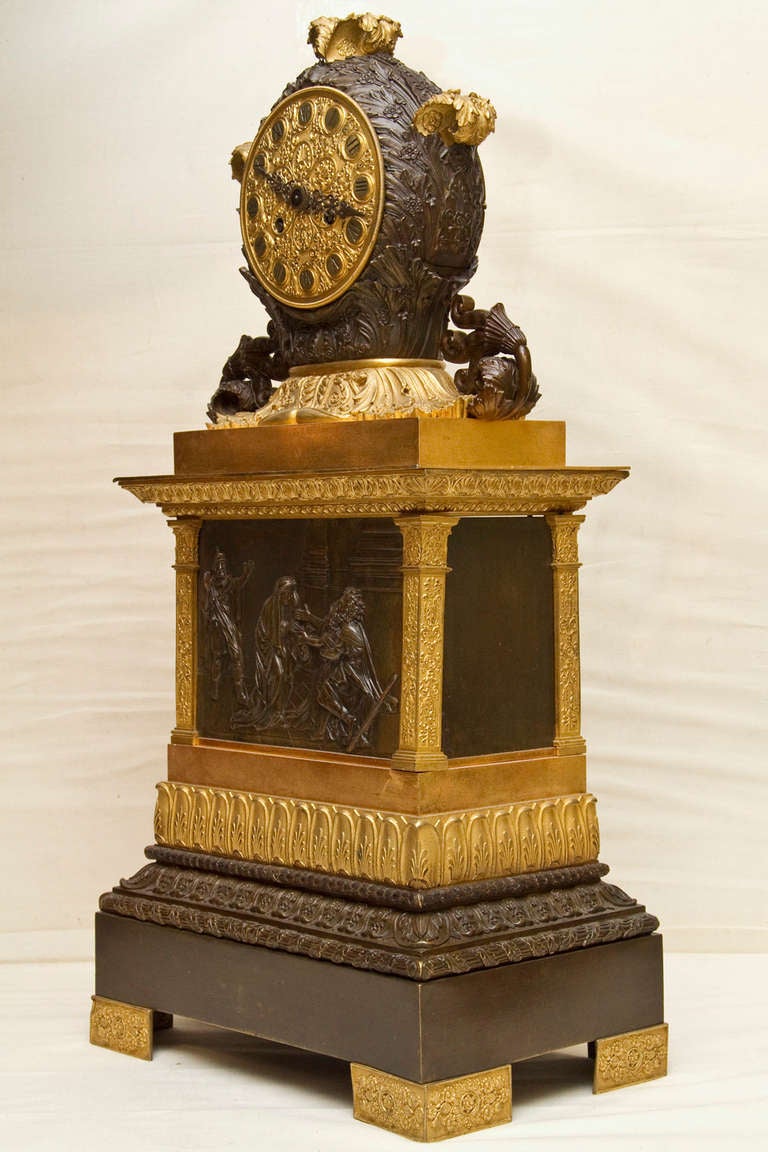 Französische Empire-Uhr aus patinierter und vergoldeter Bronze von hoher Qualität (Vergoldet) im Angebot