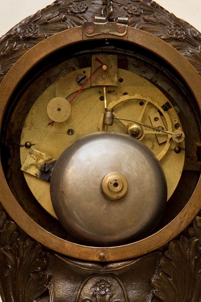 Französische Empire-Uhr aus patinierter und vergoldeter Bronze von hoher Qualität (Spätes 19. Jahrhundert) im Angebot