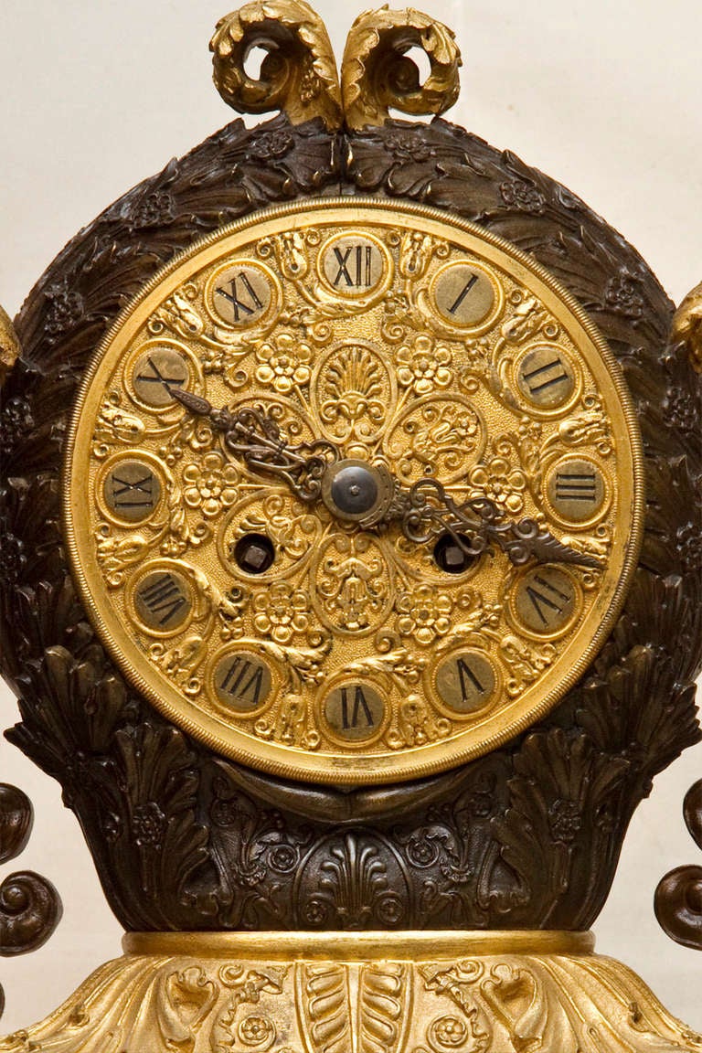 Französische Empire-Uhr aus patinierter und vergoldeter Bronze von hoher Qualität im Angebot 1