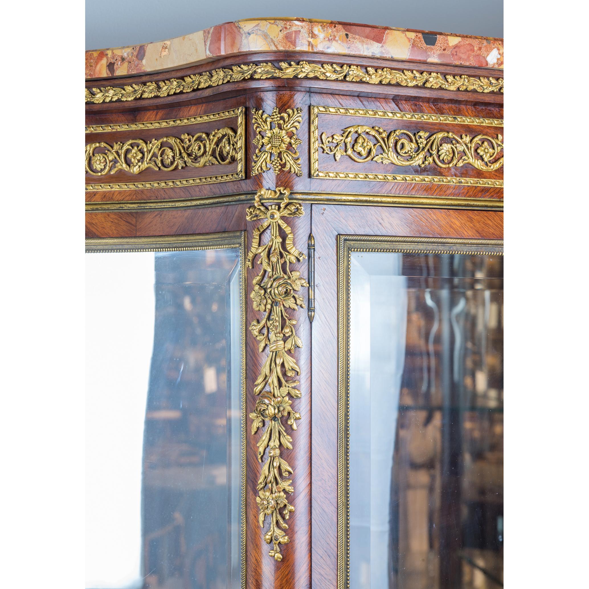 Fine Quality French Gilt-Bronze Mounted Vitrine In Good Condition For Sale In New York, NY