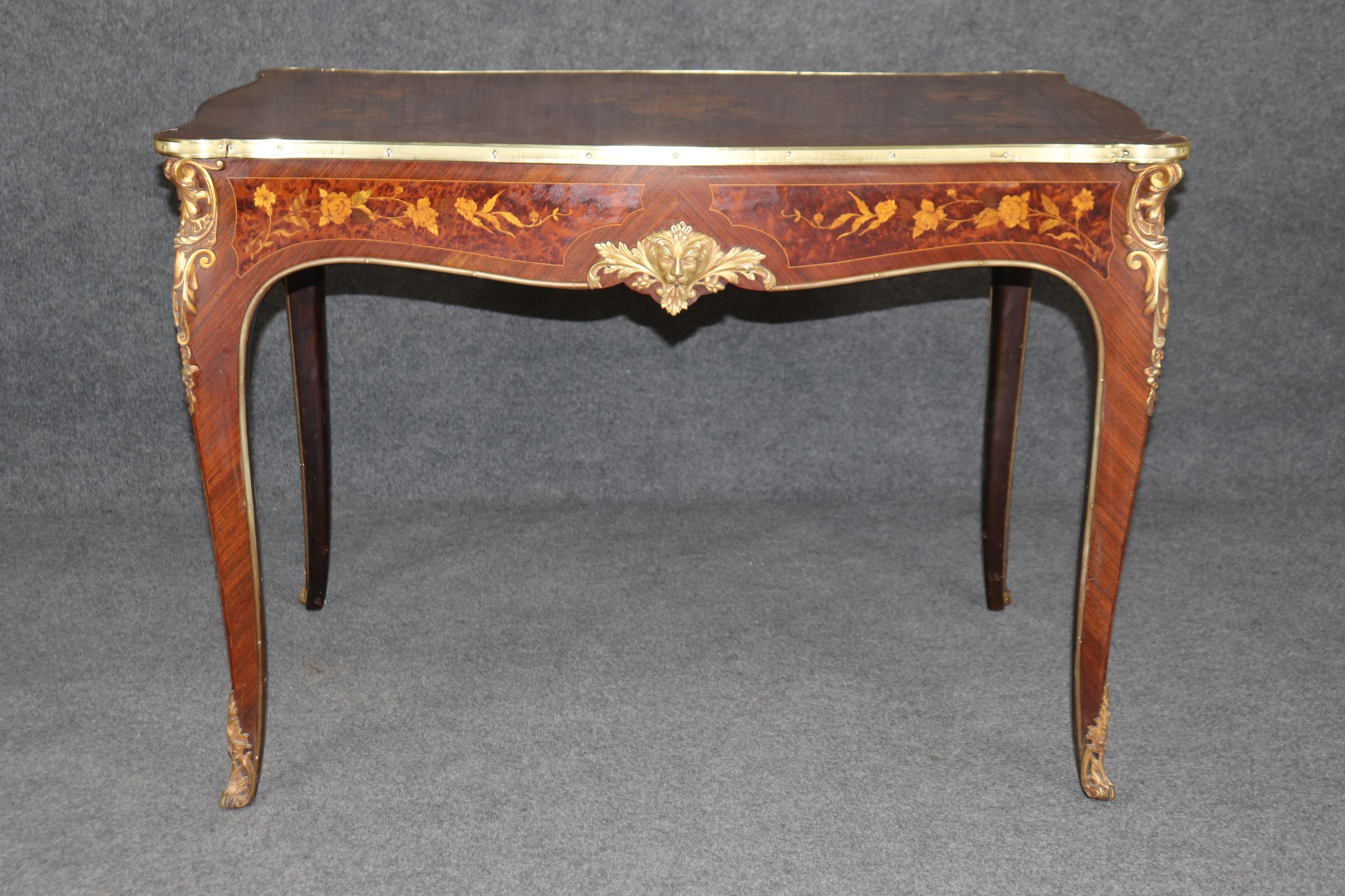 Mesa de centro francesa de alta calidad con incrustaciones de nogal y palisandro Luis XV montada en bronce en venta 4
