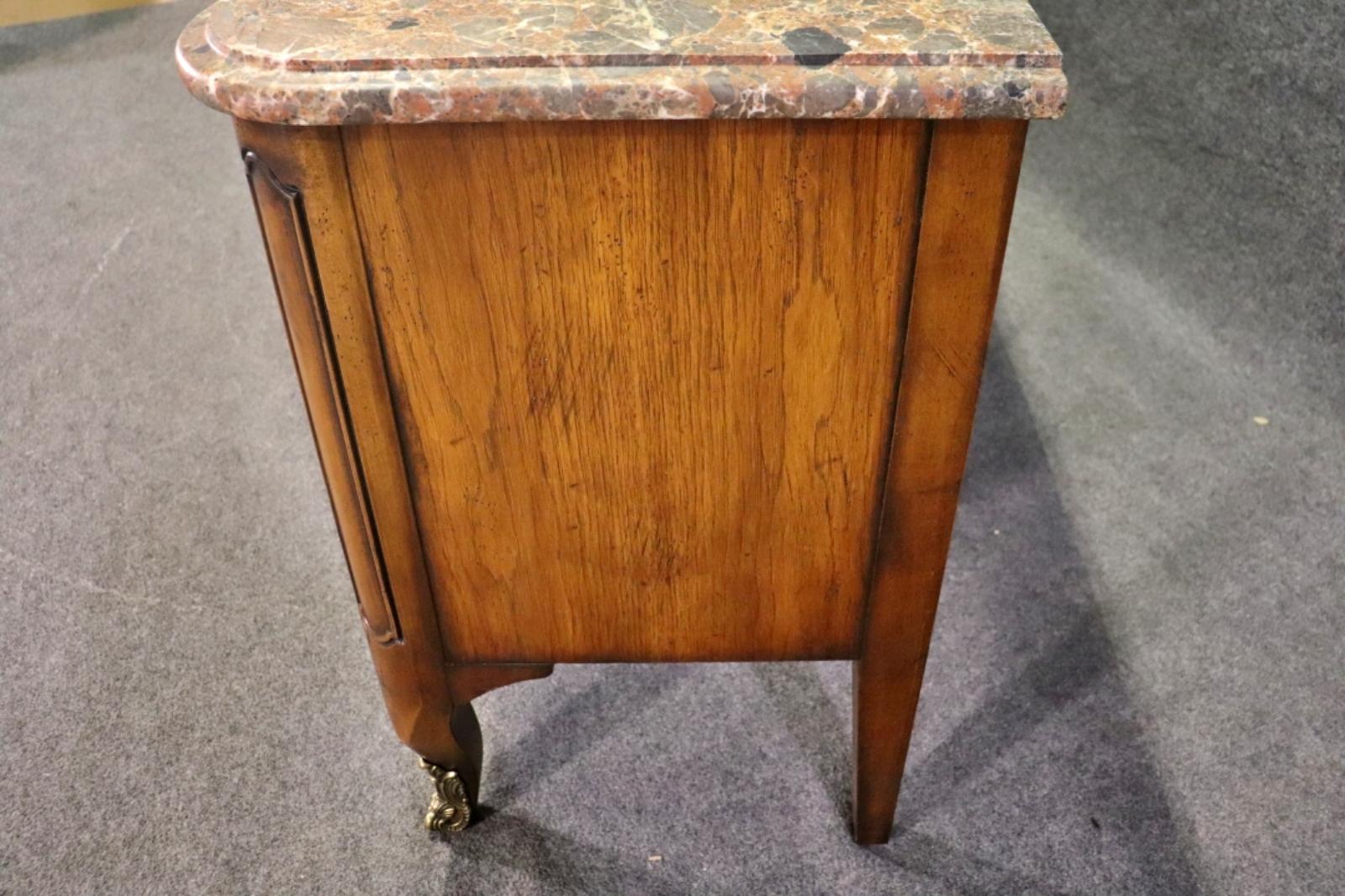 XXIe siècle et contemporain Magnifique qualité française Louis XV Marbre Top Low Wide TV Stand Dresser Commode  en vente