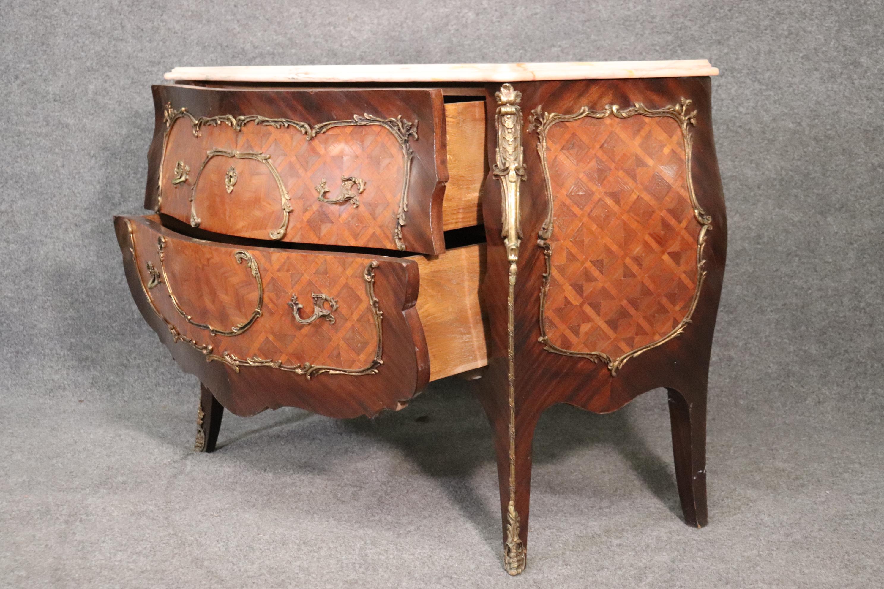 Fine Quality French Louis XV Marble Top Rosewood and Kingwood Marquetry Commode In Good Condition In Swedesboro, NJ