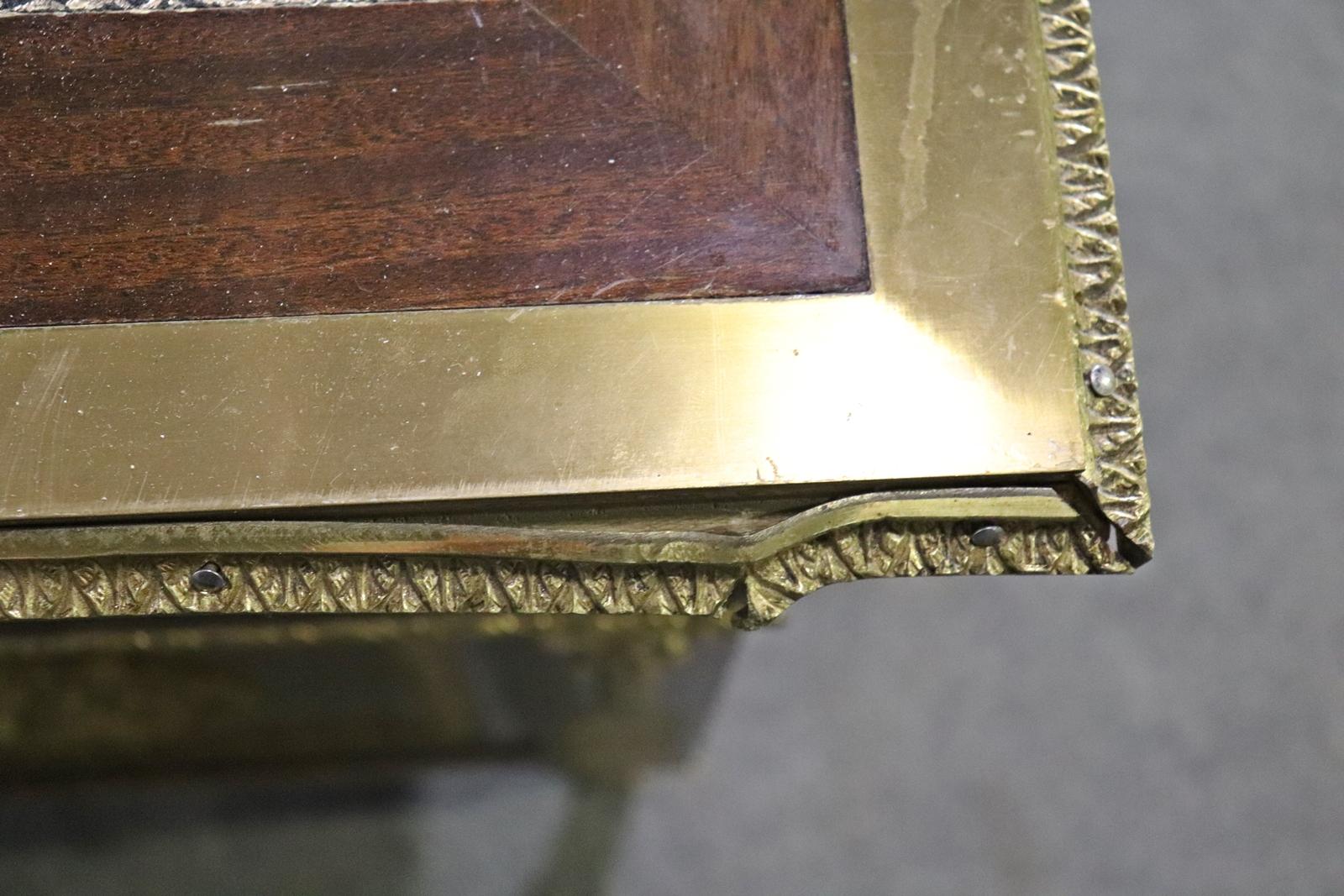 Bureau de direction français de qualité supérieure Louis XVI avec plateau en cuir monté sur bronze en vente 5