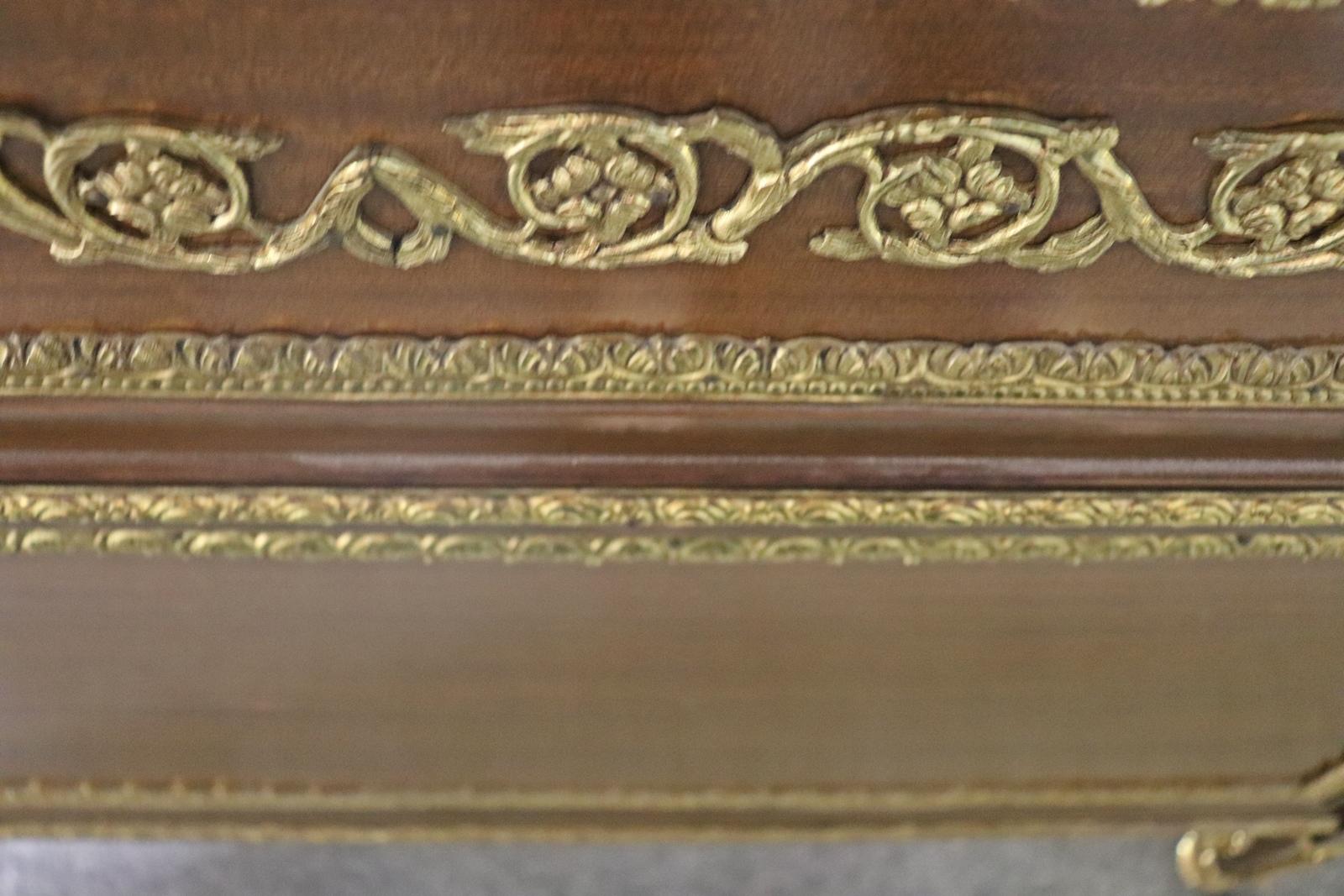 Bureau de direction français de qualité supérieure Louis XVI avec plateau en cuir monté sur bronze en vente 6
