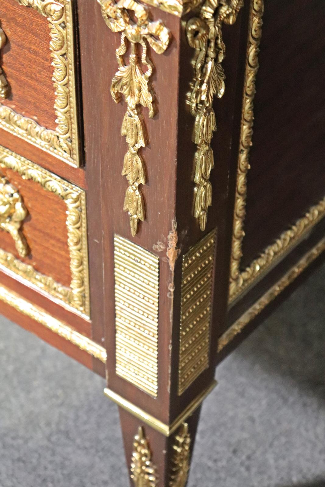 Feine Qualität Französisch Louis XVI Bronze montiert Leder Top Executive Schreibtisch im Angebot 11