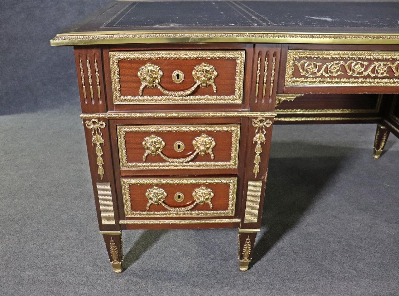 Feine Qualität Französisch Louis XVI Bronze montiert Leder Top Executive Schreibtisch im Zustand „Gut“ im Angebot in Swedesboro, NJ