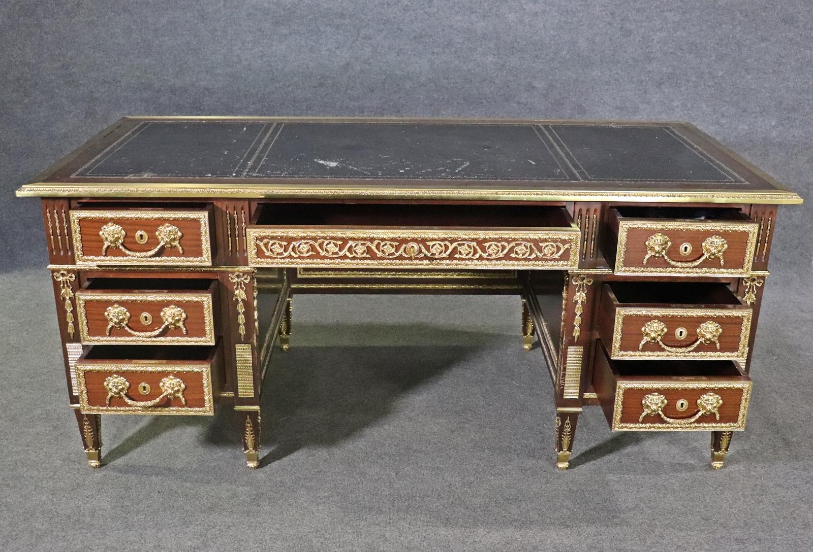 Feine Qualität Französisch Louis XVI Bronze montiert Leder Top Executive Schreibtisch (Mitte des 20. Jahrhunderts) im Angebot