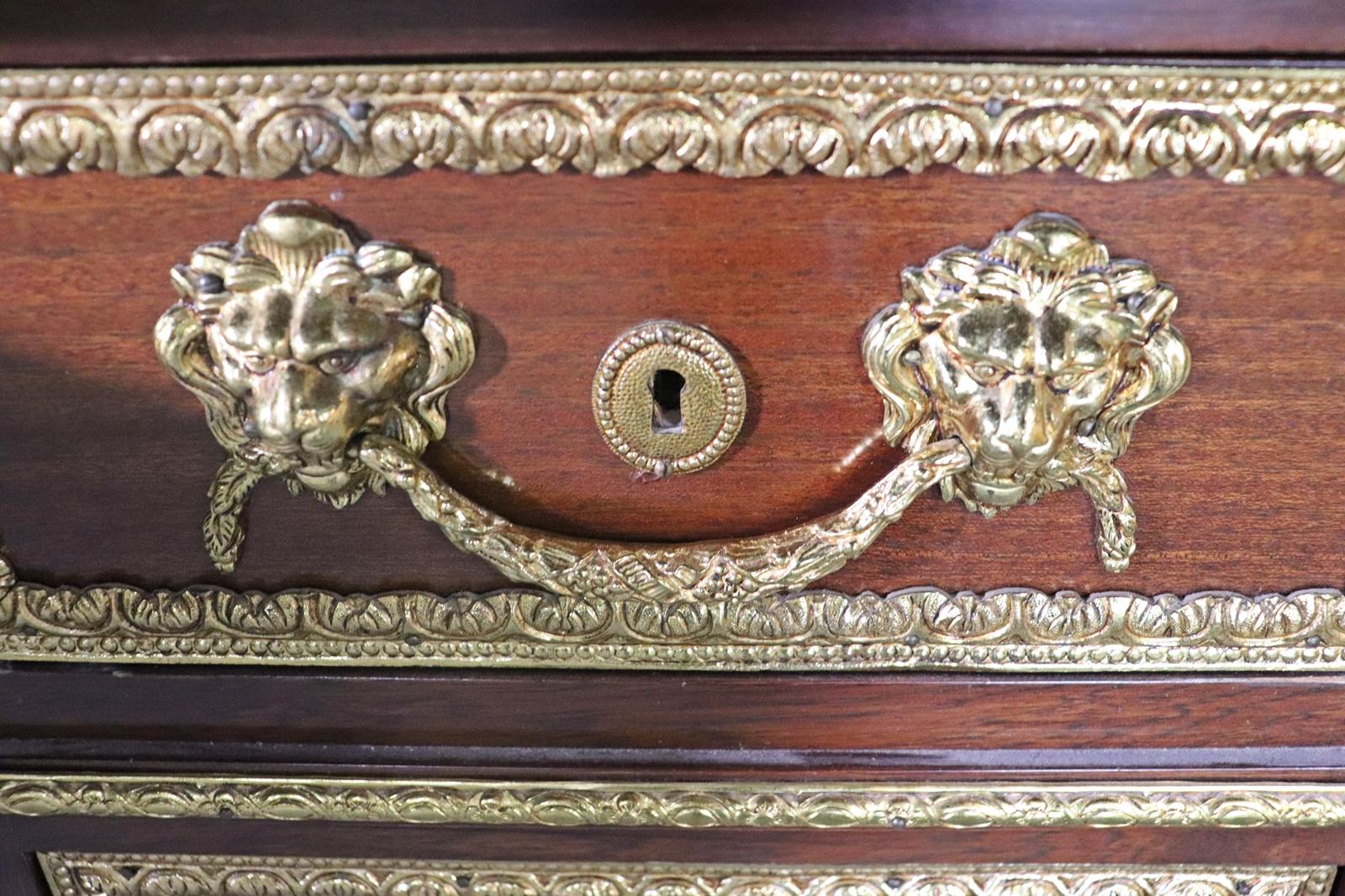 Bronze Bureau de direction français de qualité supérieure Louis XVI avec plateau en cuir monté sur bronze en vente