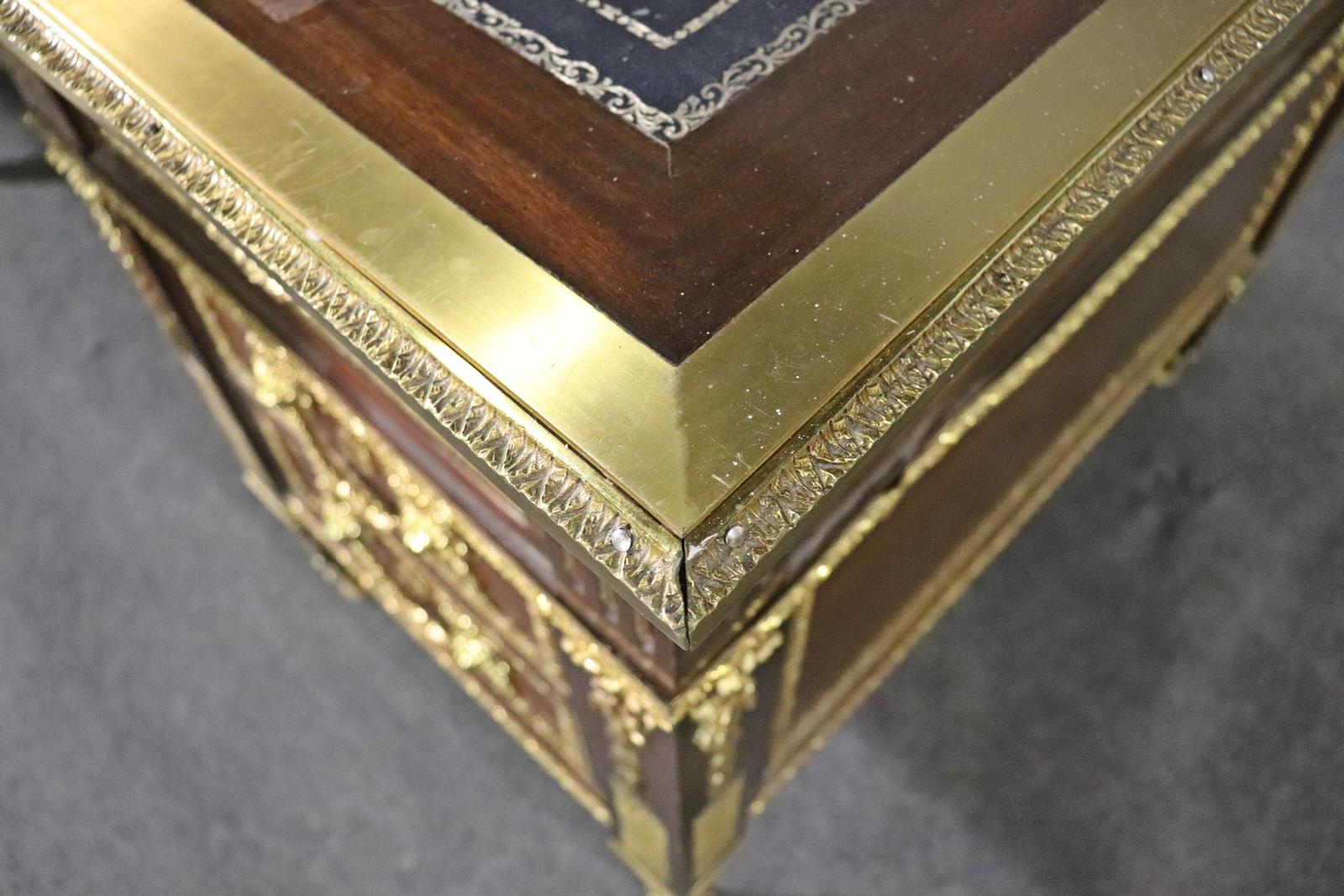 Feine Qualität Französisch Louis XVI Bronze montiert Leder Top Executive Schreibtisch im Angebot 2