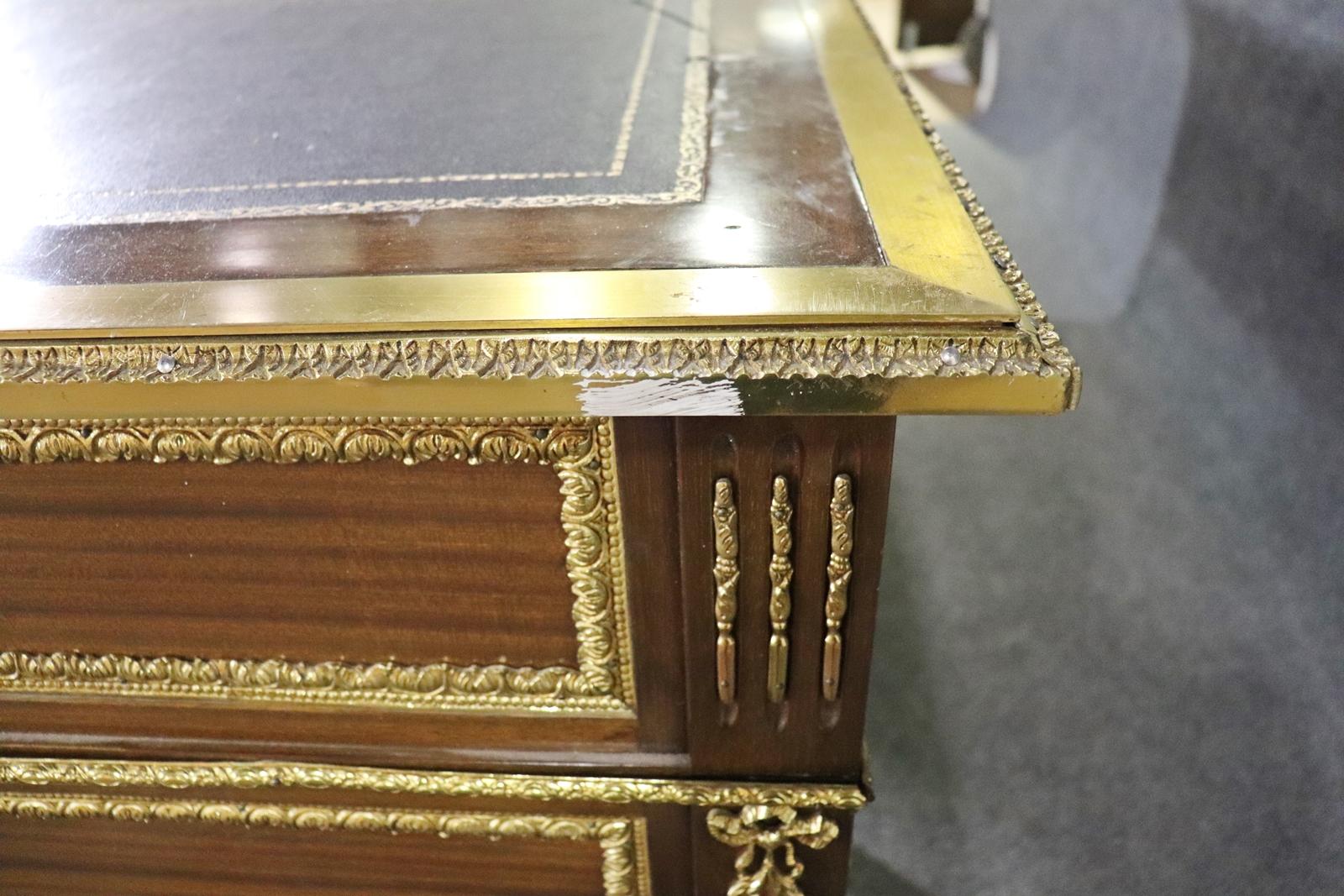 Feine Qualität Französisch Louis XVI Bronze montiert Leder Top Executive Schreibtisch im Angebot 3