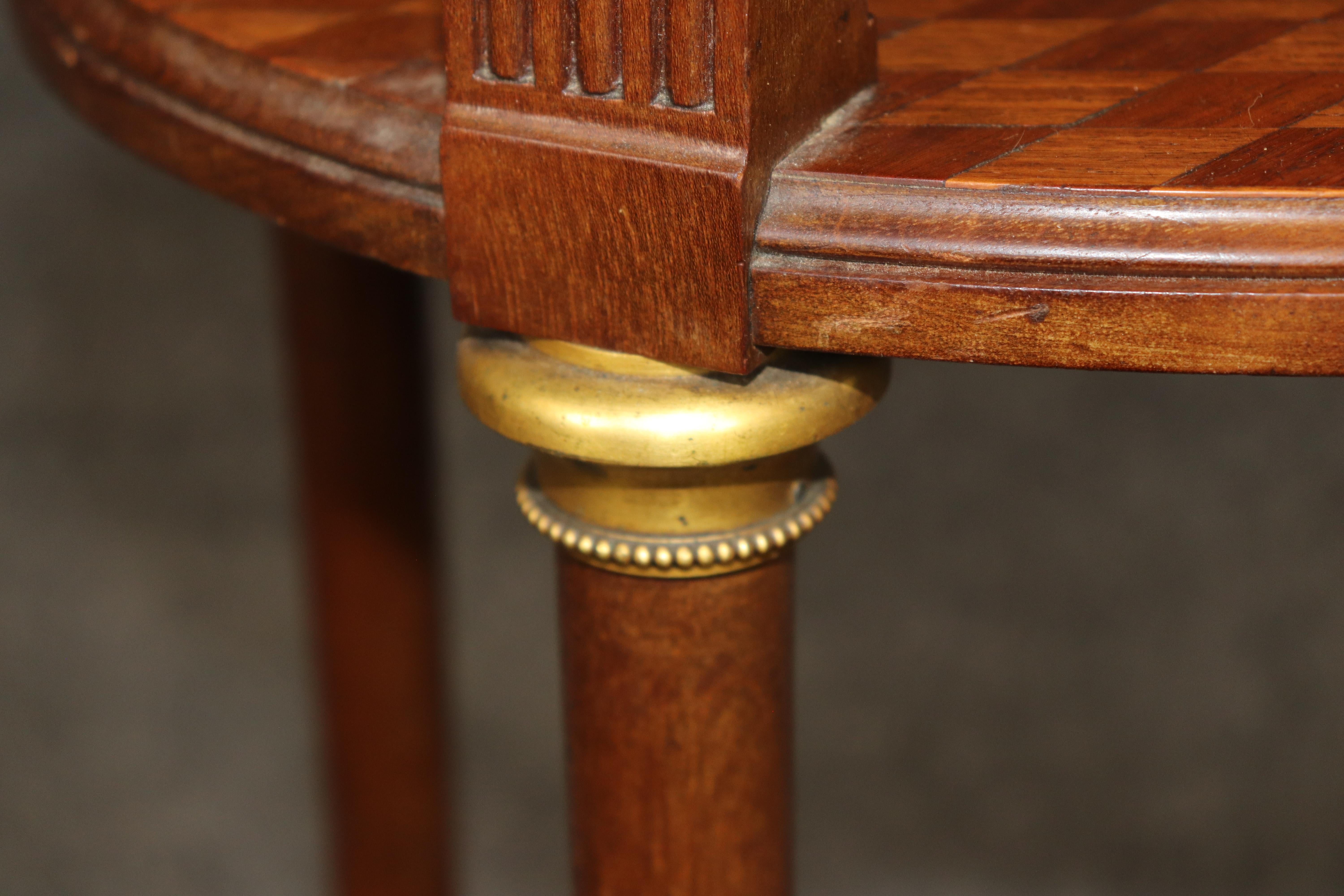 Mesa jardinera con pedestal de tres pisos y tapa de mármol Luis XVI francesa de gran calidad en venta 4