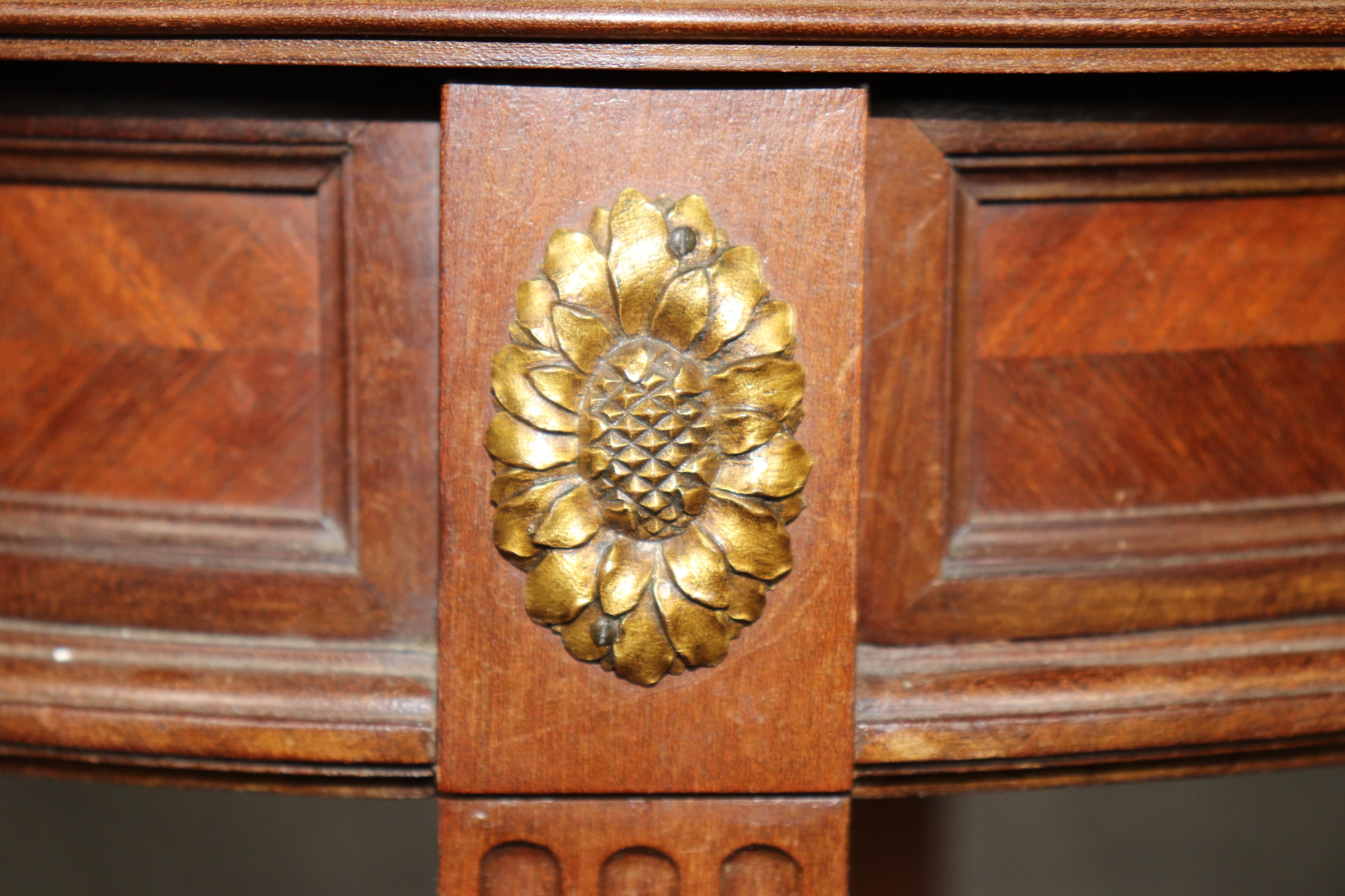 Mesa jardinera con pedestal de tres pisos y tapa de mármol Luis XVI francesa de gran calidad en venta 5