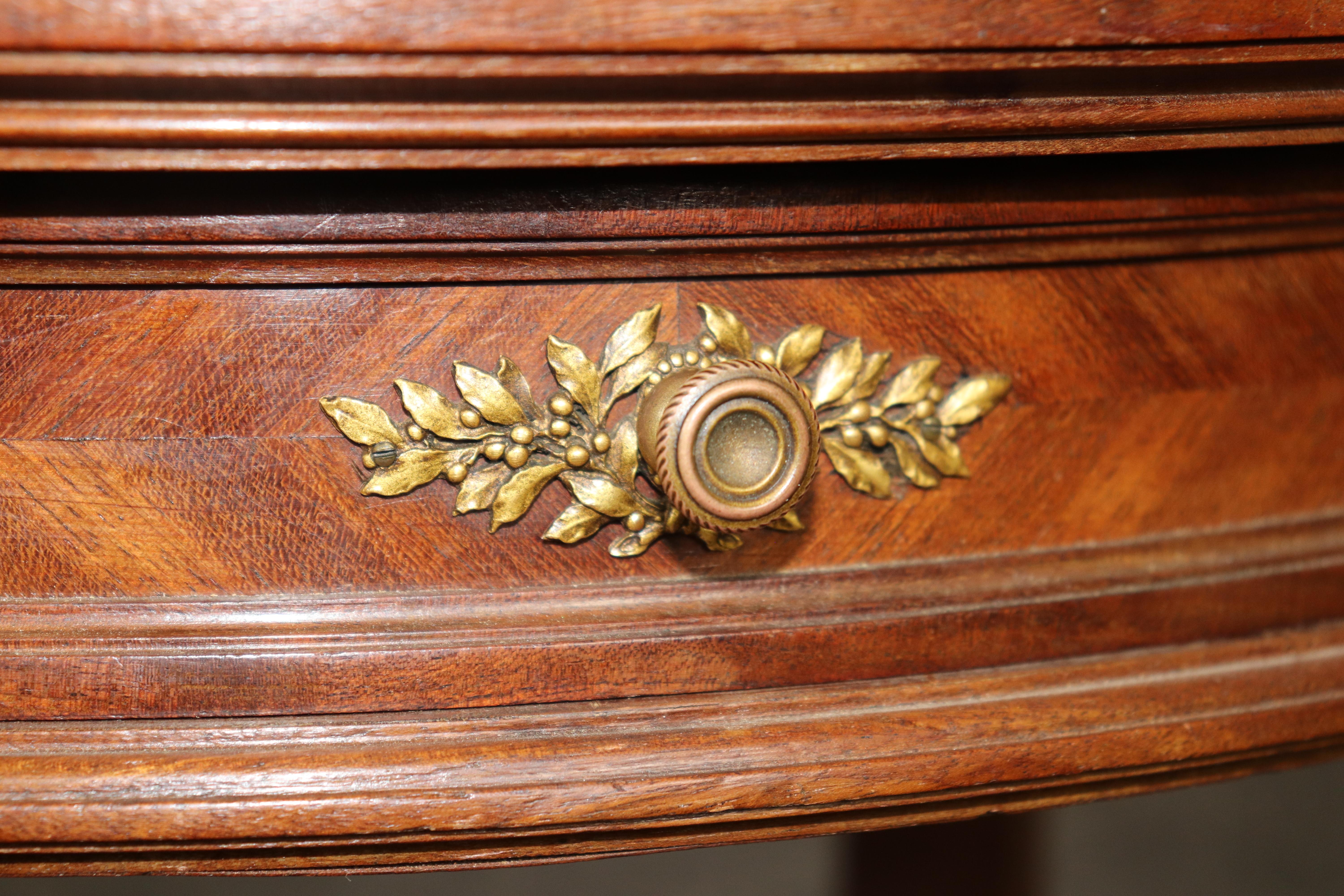 Mesa jardinera con pedestal de tres pisos y tapa de mármol Luis XVI francesa de gran calidad en venta 6