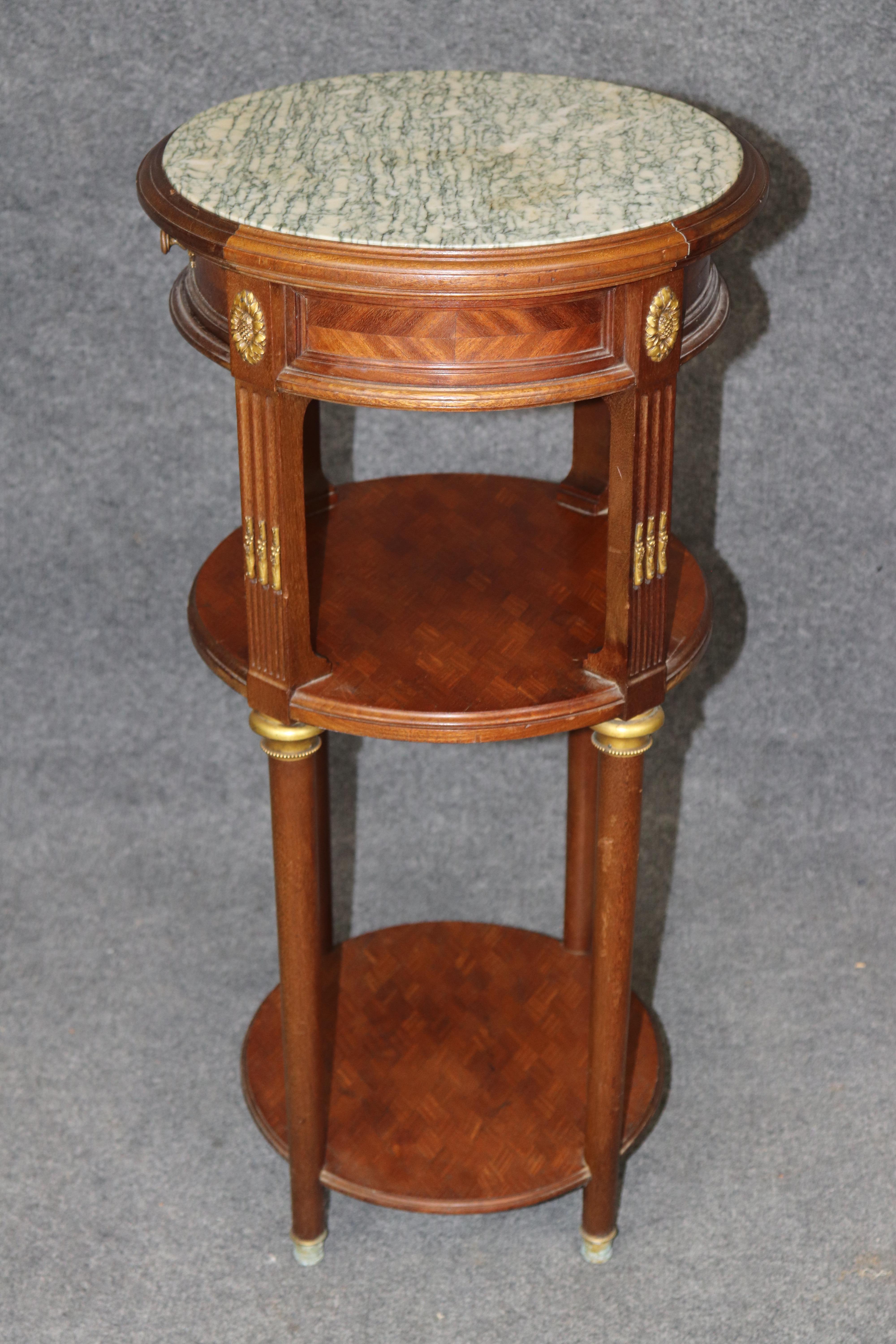 Mesa jardinera con pedestal de tres pisos y tapa de mármol Luis XVI francesa de gran calidad Francés en venta