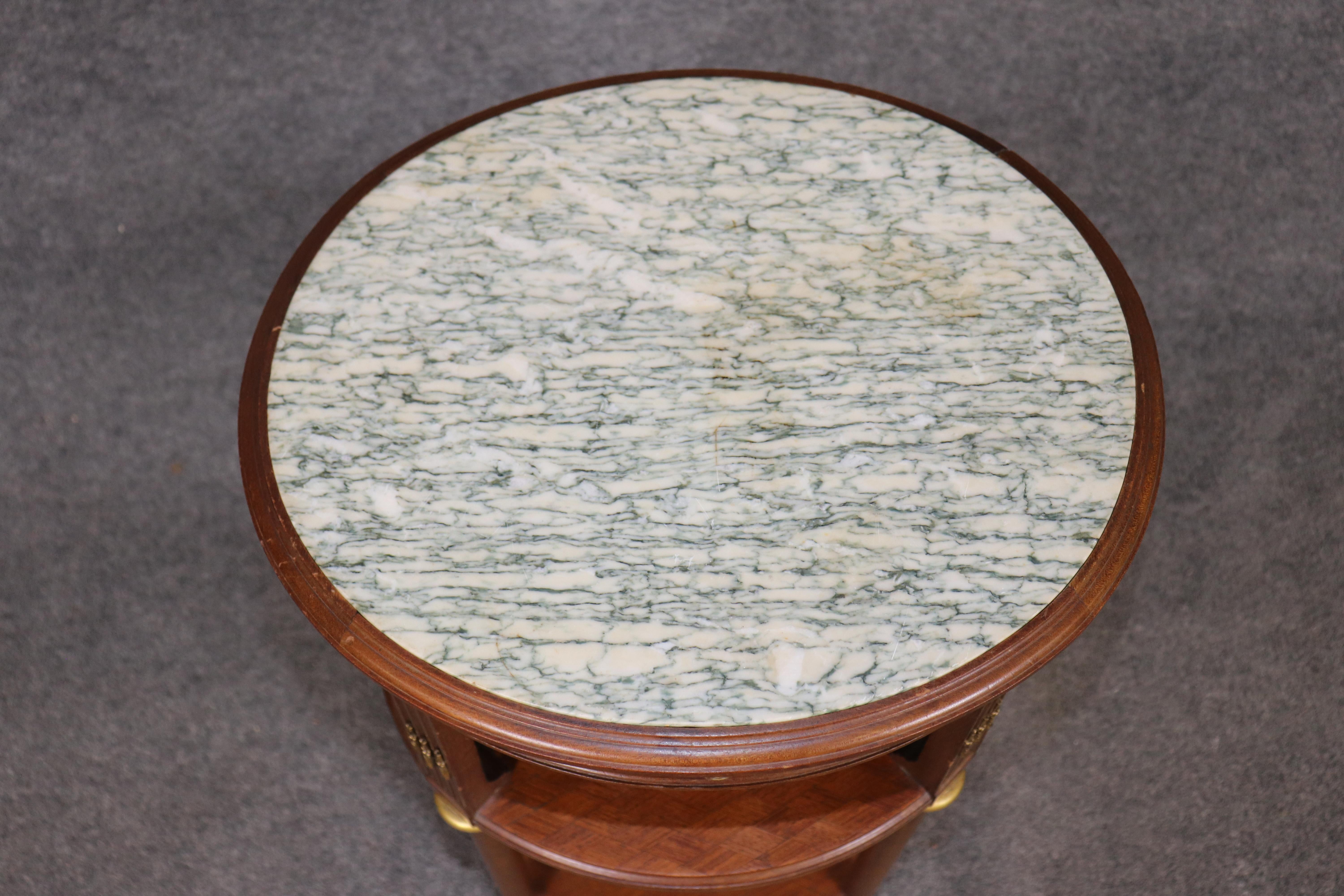 Mesa jardinera con pedestal de tres pisos y tapa de mármol Luis XVI francesa de gran calidad en Bueno estado para la venta en Swedesboro, NJ