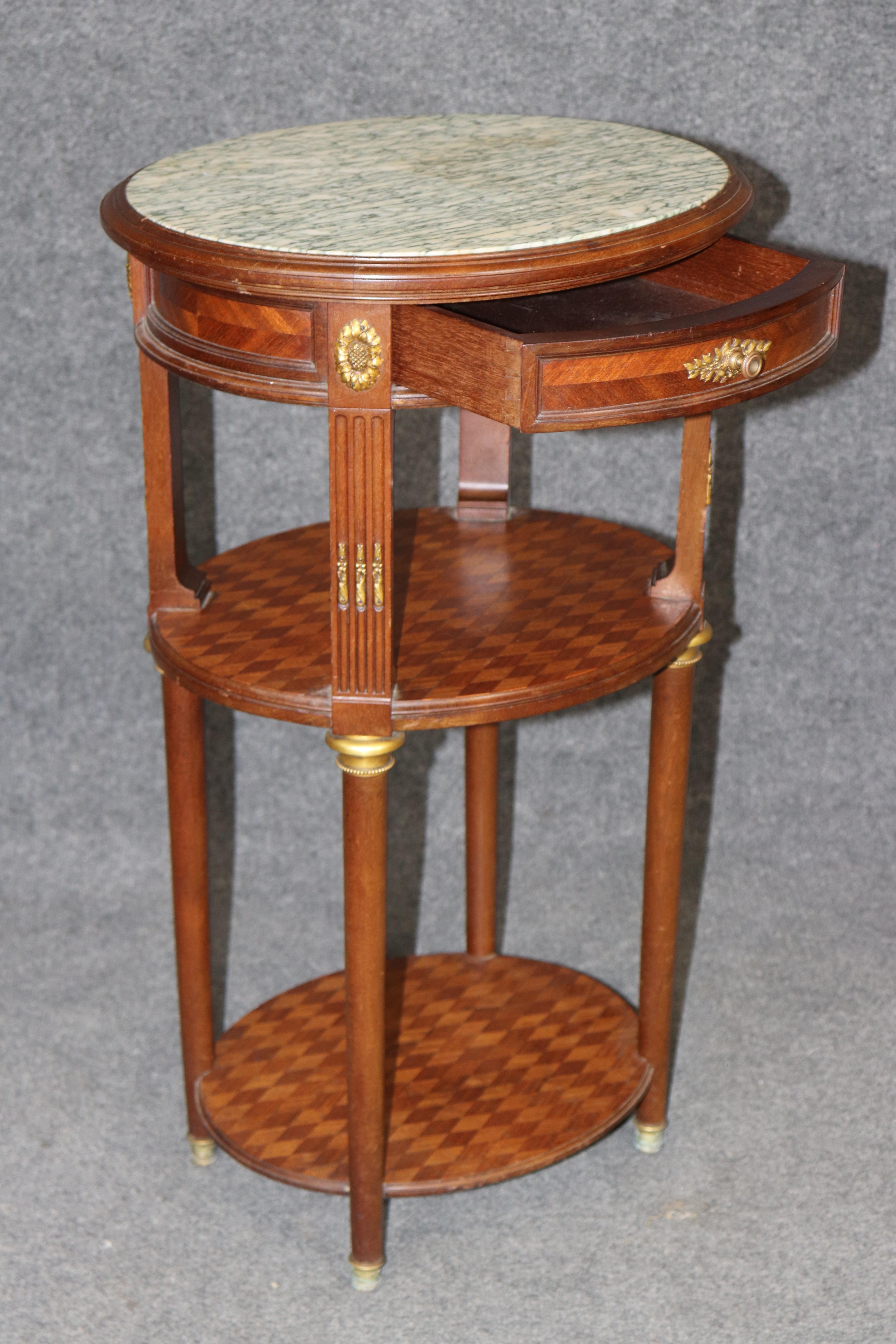 Mesa jardinera con pedestal de tres pisos y tapa de mármol Luis XVI francesa de gran calidad mediados del siglo XX en venta