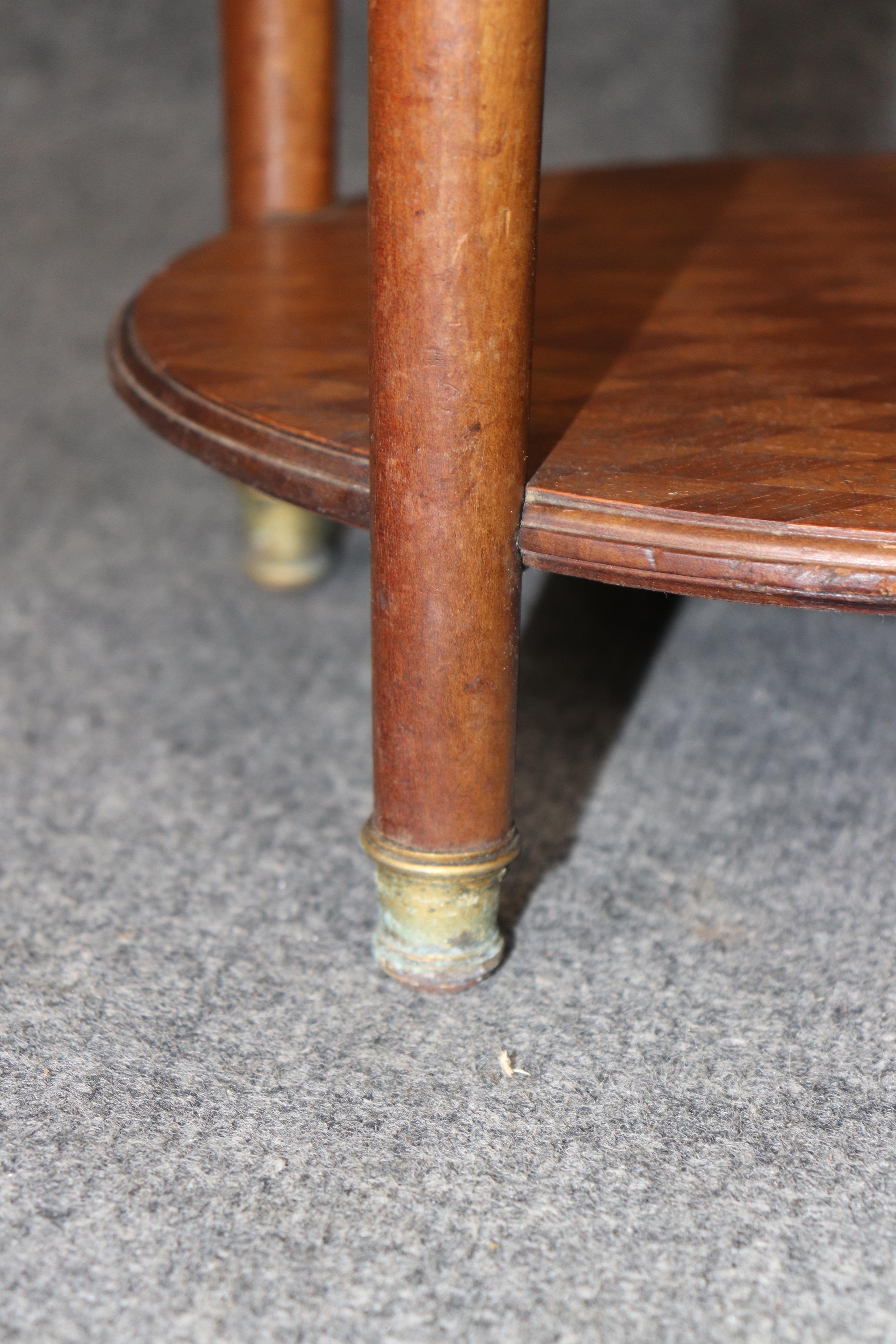 Mesa jardinera con pedestal de tres pisos y tapa de mármol Luis XVI francesa de gran calidad Bronce en venta