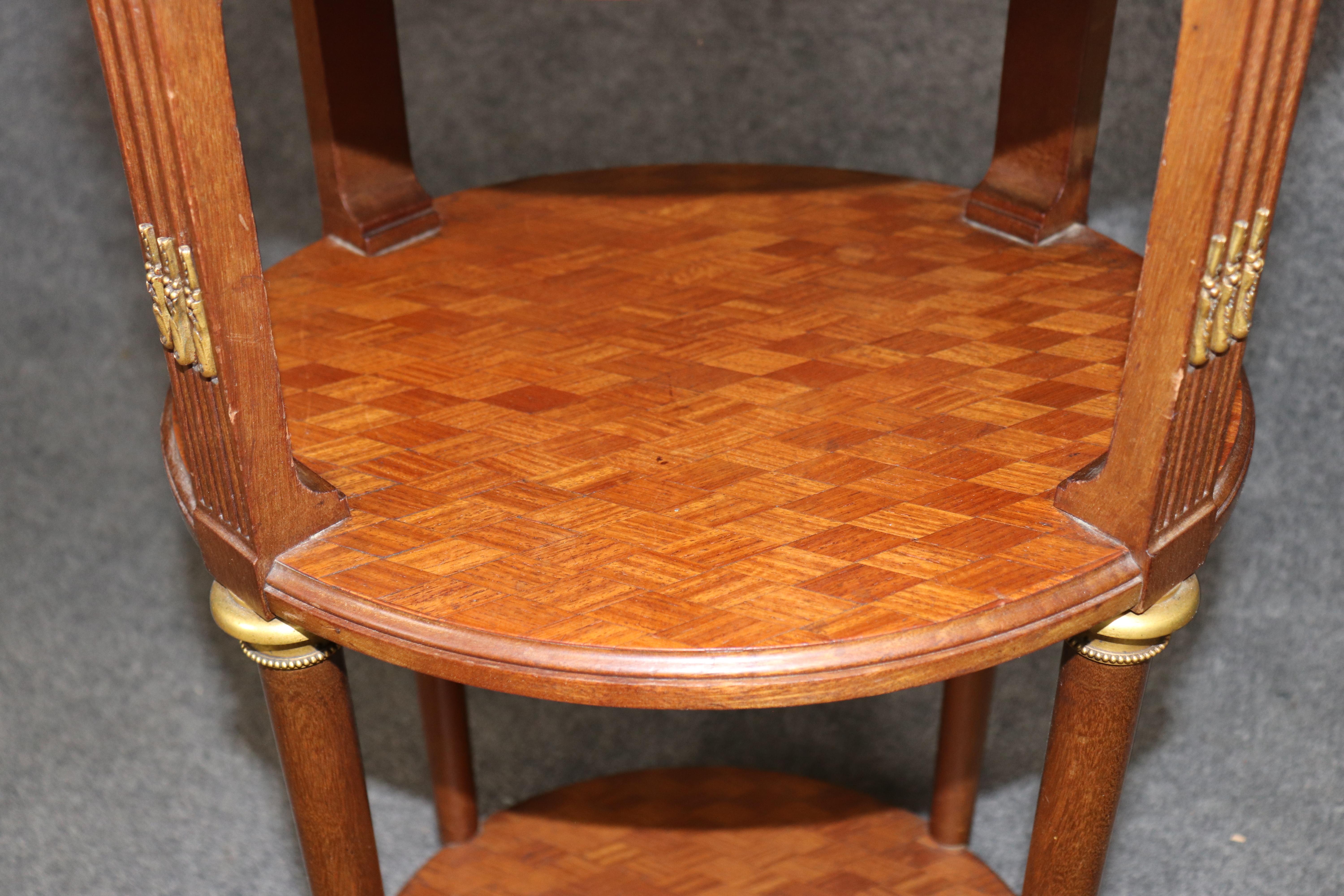 Mesa jardinera con pedestal de tres pisos y tapa de mármol Luis XVI francesa de gran calidad en venta 1