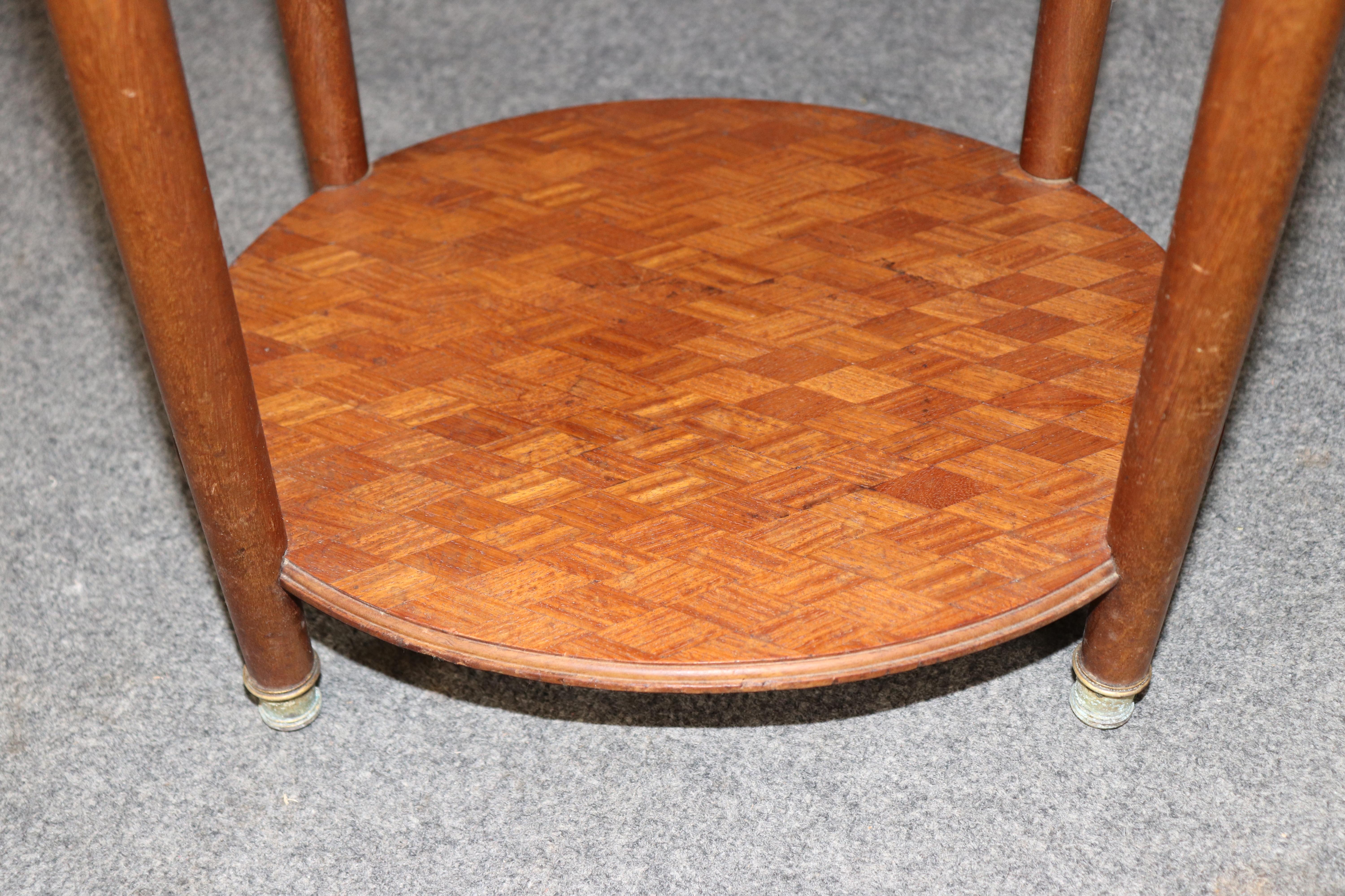 Mesa jardinera con pedestal de tres pisos y tapa de mármol Luis XVI francesa de gran calidad en venta 2